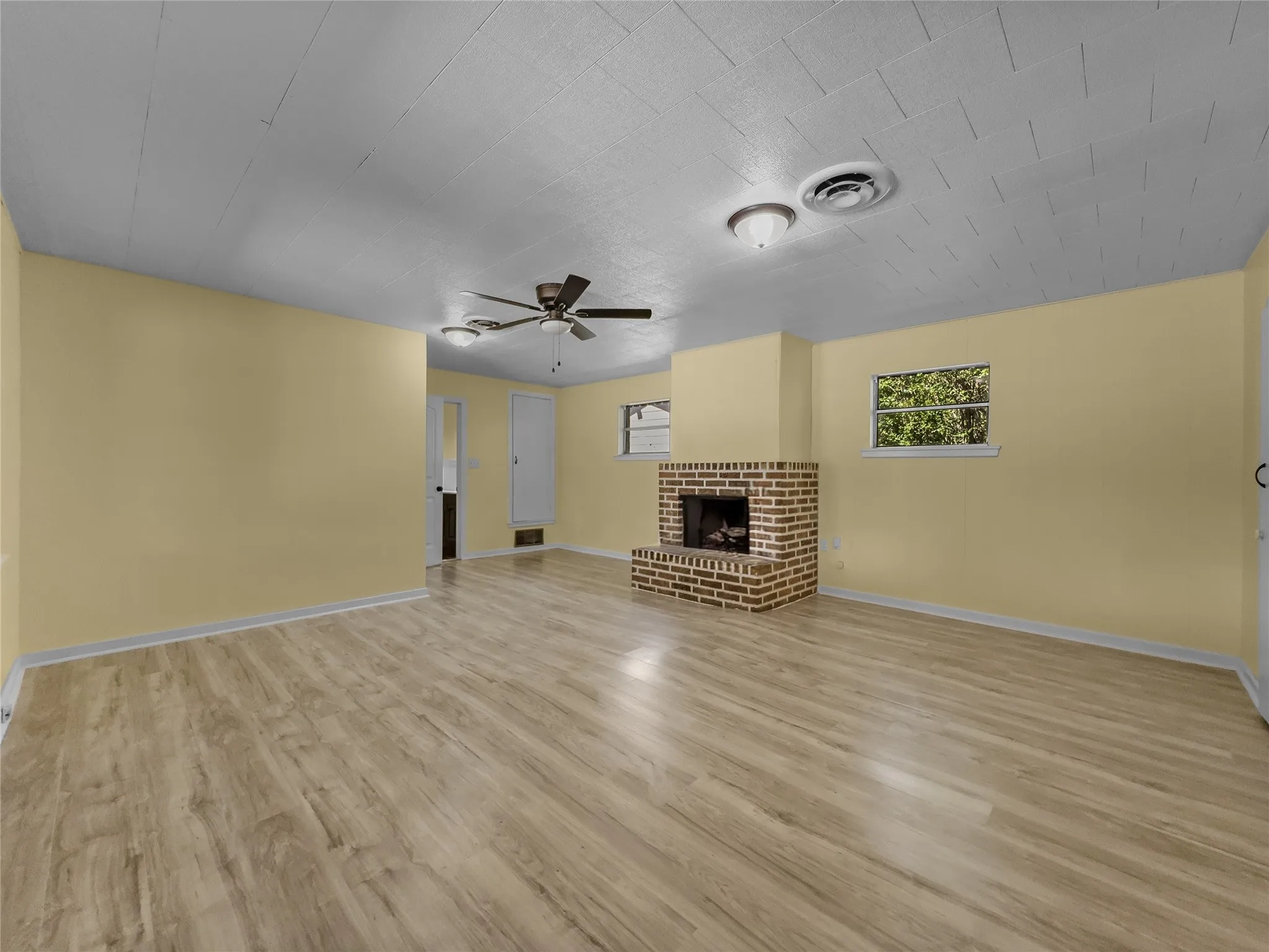 Single Family Residence For Sale in Wilbarger County , 3500 Indian Street 1, Vernon, Texas 76384, 3 Bedrooms, 2 Bathrooms, Garage spaces, 1,804 Sqft, built in 1962, Price $189,999, mls#21306233, Real Estate Agent in Vernon, Homes For Sale in Wilbarger county, Homes For Sale in Vernon, Realtor in Vernon Texas, Real Estate Brokerage Independent Realty Texas, Luminita Cordes Realtor