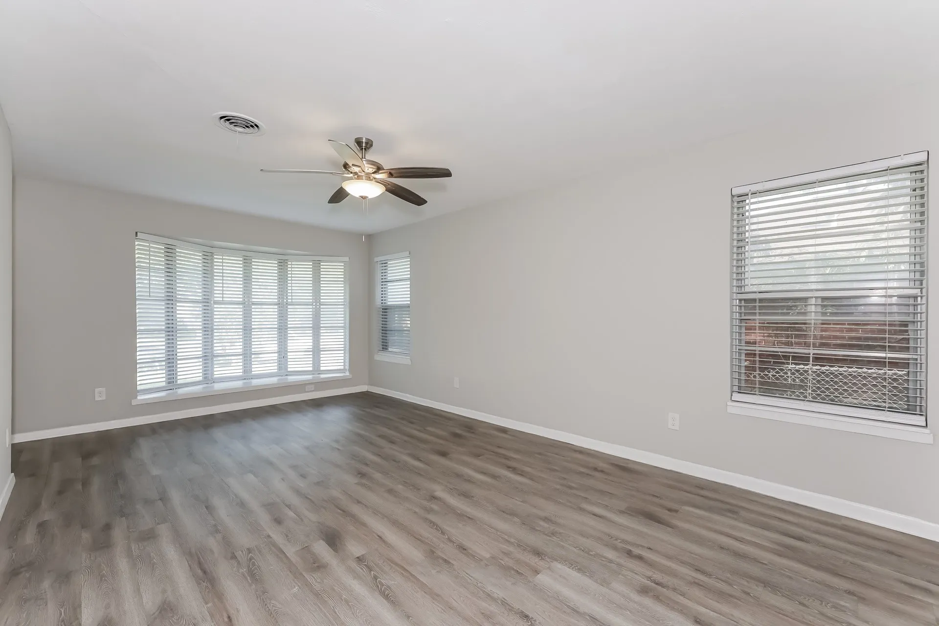 Single Family Residence For Sale in Dallas County , 1327 Templecliff Drive, Dallas, Texas 75217, 3 Bedroom, 2 Bathroom, 2 Garage spaces, 1,614 Sqft, built in 1957, mls#21305666, Real Estate Agent in Dallas, Homes For Sale in Dallas county, Homes For Sale in Dallas, Realtor in Dallas Texas, Real Estate Brokerage Independent Realty Texas, Luminita Cordes Realtor