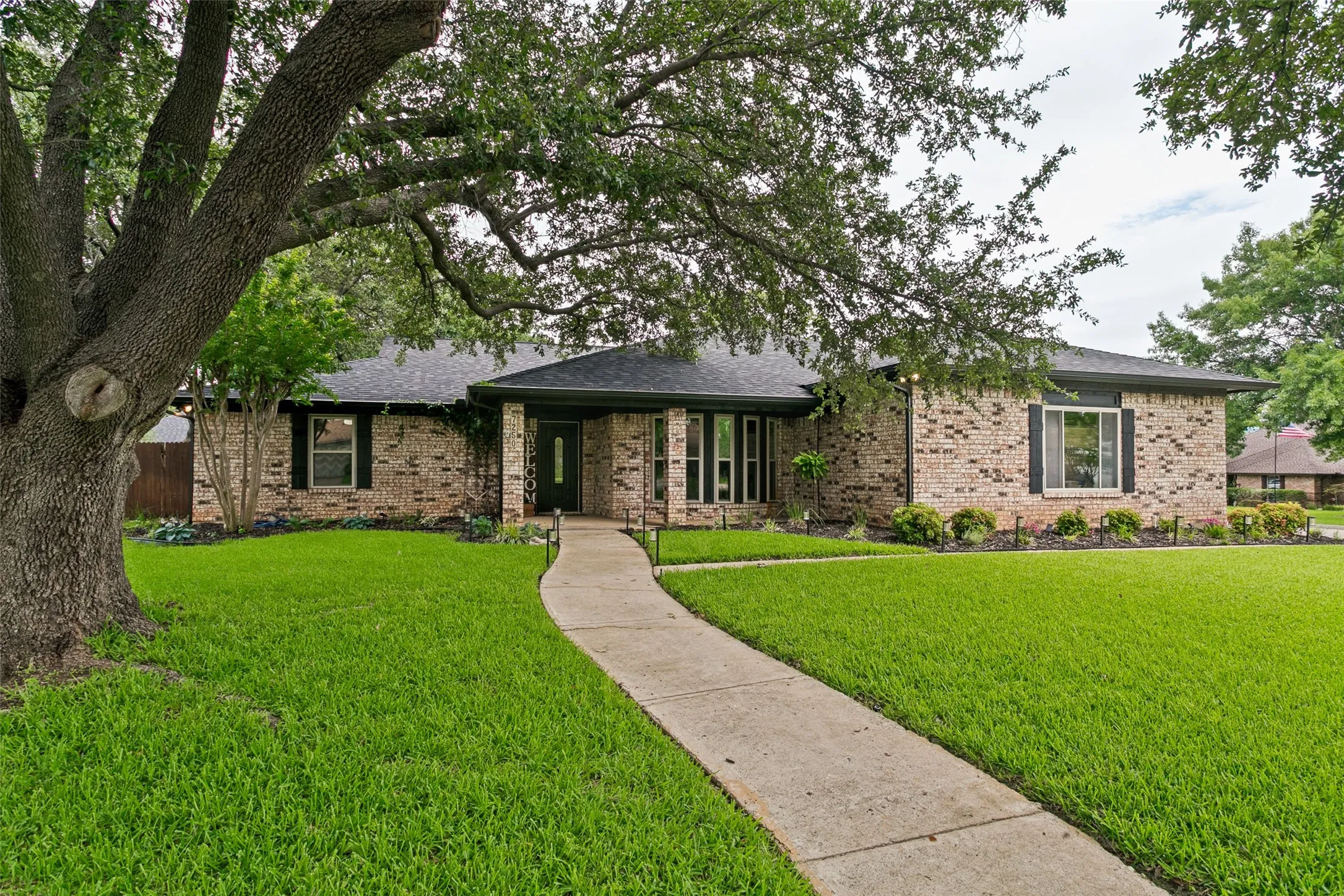 Single Family Residence For Sale in Tarrant County , 7250 Boca Raton Drive, North Richland Hills, Texas 76182, 3 Bedroom, 2 Bathroom, 2 Garage spaces, 2,292 Sqft, built in 1984, mls#21304165, Real Estate Agent in North Richland Hills, Homes For Sale in Tarrant county, Homes For Sale in North Richland Hills, Realtor in North Richland Hills Texas, Real Estate Brokerage Independent Realty Texas, Luminita Cordes Realtor