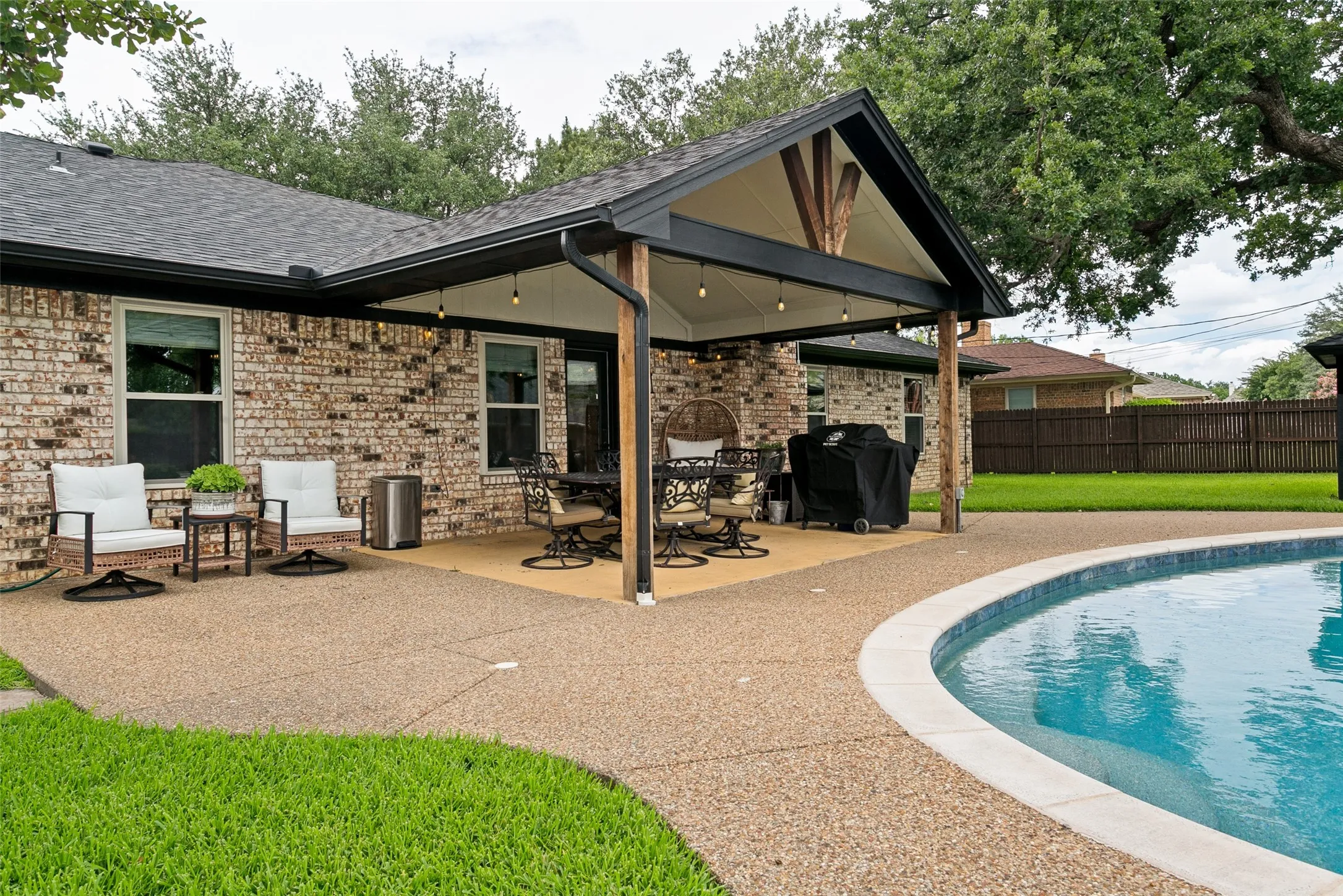 Single Family Residence For Sale in Tarrant County , 7250 Boca Raton Drive, North Richland Hills, Texas 76182, 3 Bedroom, 2 Bathroom, 2 Garage spaces, 2,292 Sqft, built in 1984, mls#21304165, Real Estate Agent in North Richland Hills, Homes For Sale in Tarrant county, Homes For Sale in North Richland Hills, Realtor in North Richland Hills Texas, Real Estate Brokerage Independent Realty Texas, Luminita Cordes Realtor