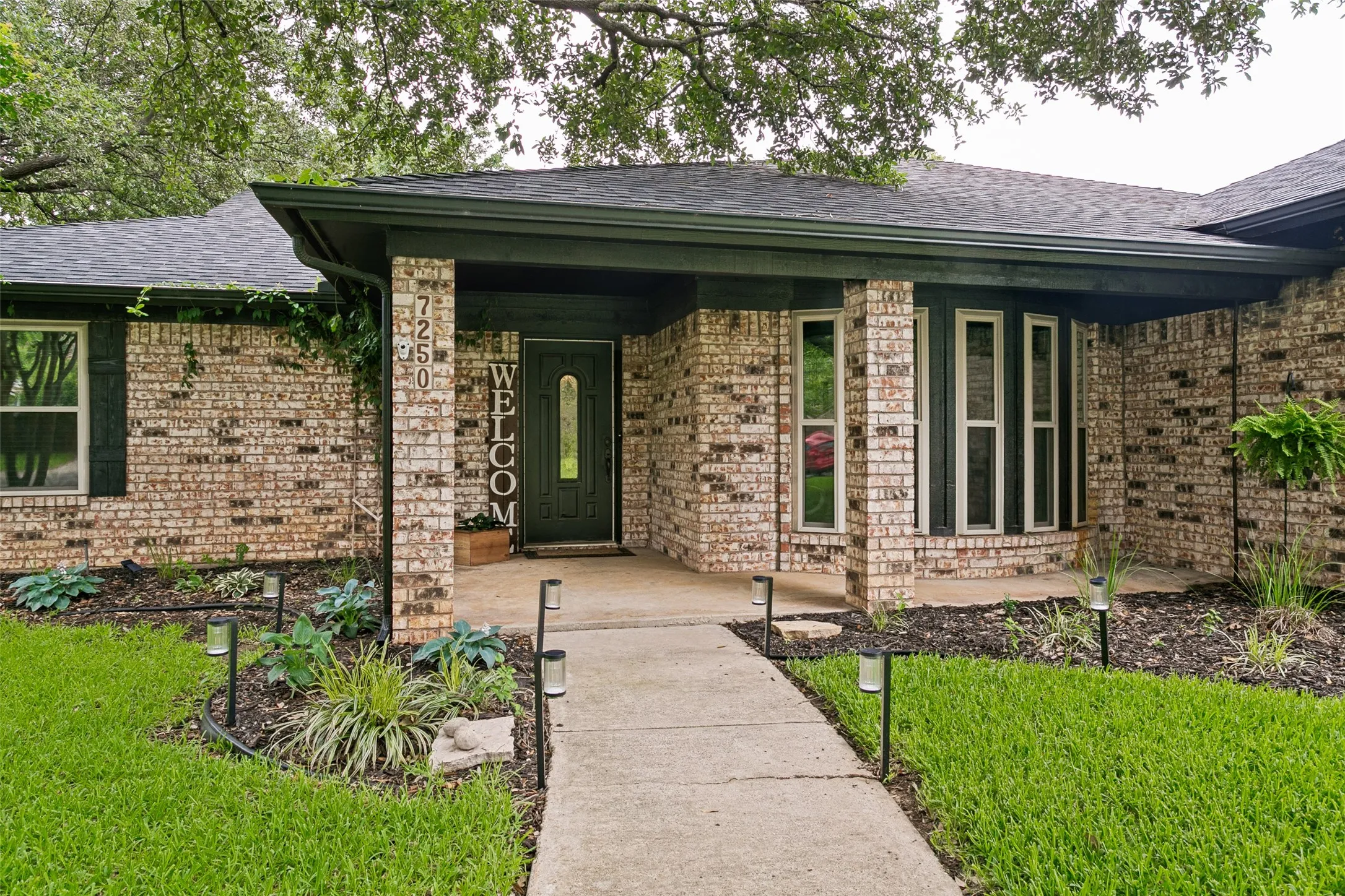 Single Family Residence For Sale in Tarrant County , 7250 Boca Raton Drive, North Richland Hills, Texas 76182, 3 Bedroom, 2 Bathroom, 2 Garage spaces, 2,292 Sqft, built in 1984, mls#21304165, Real Estate Agent in North Richland Hills, Homes For Sale in Tarrant county, Homes For Sale in North Richland Hills, Realtor in North Richland Hills Texas, Real Estate Brokerage Independent Realty Texas, Luminita Cordes Realtor
