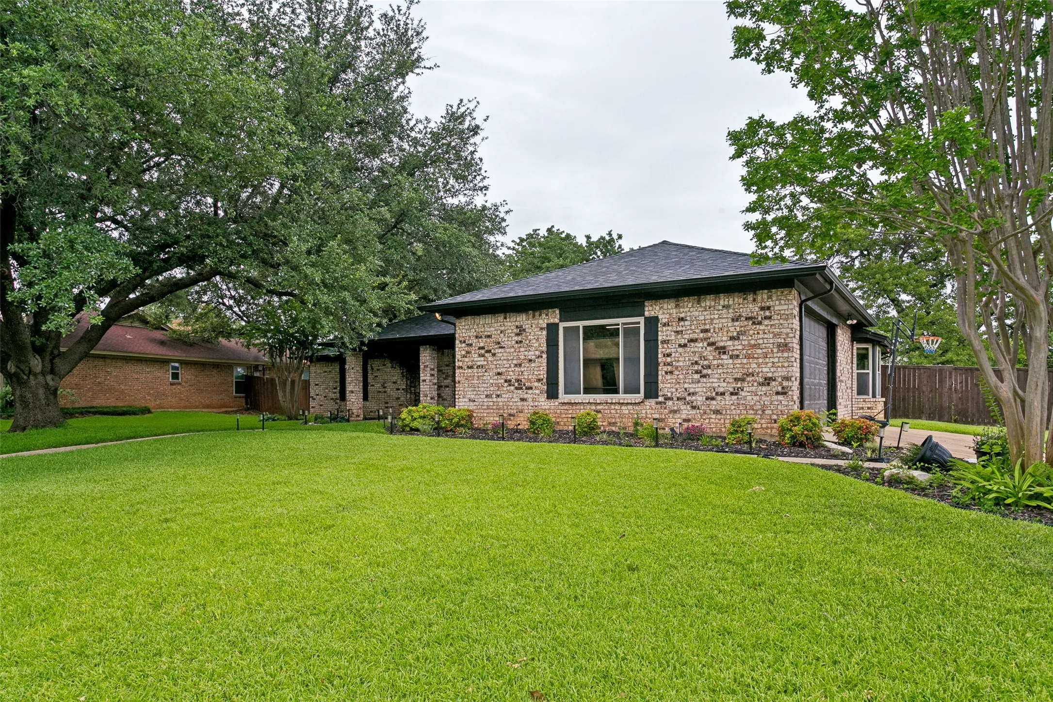 Single Family Residence For Sale in Tarrant County , 7250 Boca Raton Drive, North Richland Hills, Texas 76182, 3 Bedroom, 2 Bathroom, 2 Garage spaces, 2,292 Sqft, built in 1984, mls#21304165, Real Estate Agent in North Richland Hills, Homes For Sale in Tarrant county, Homes For Sale in North Richland Hills, Realtor in North Richland Hills Texas, Real Estate Brokerage Independent Realty Texas, Luminita Cordes Realtor