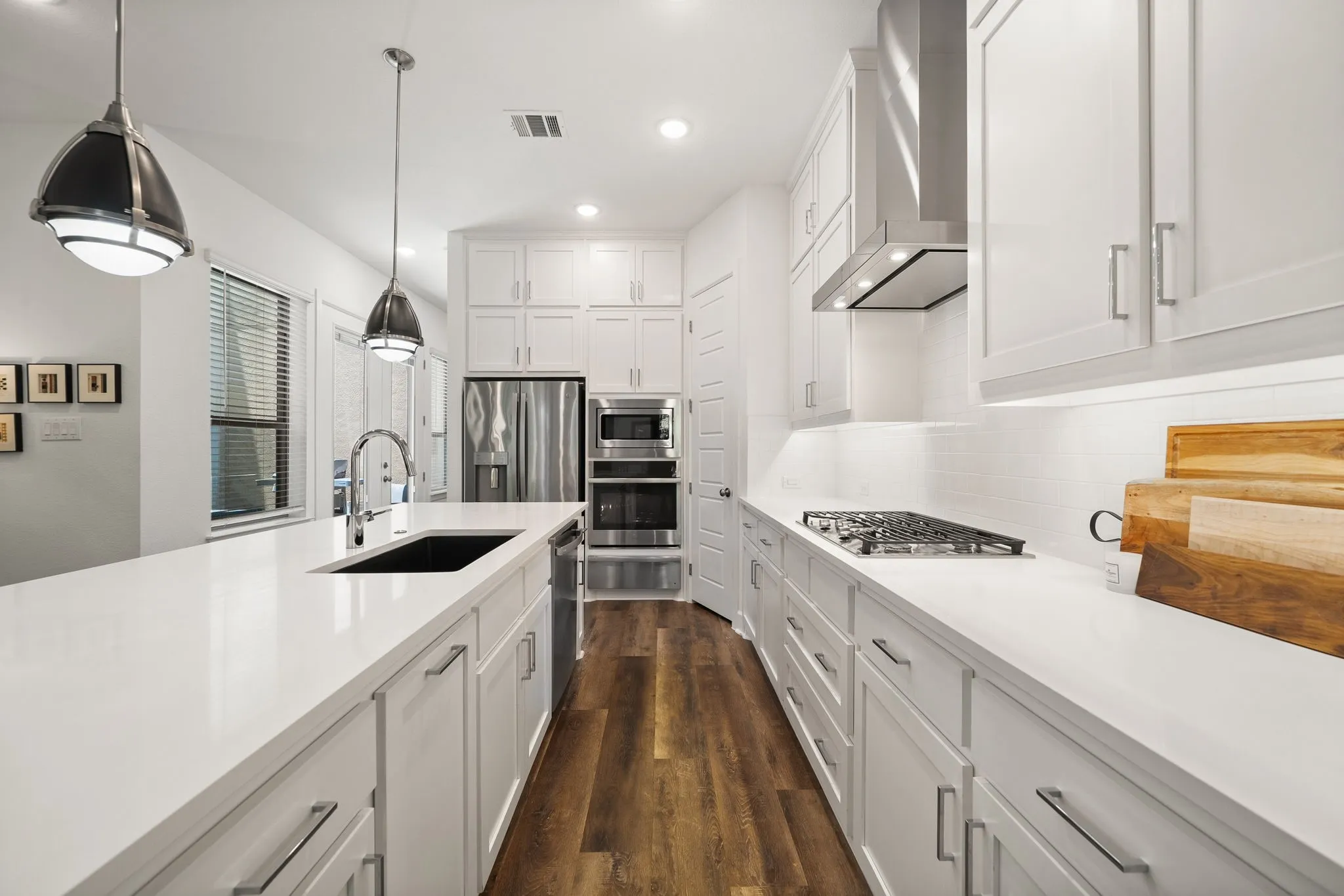 Single Family Residence For Sale in Dallas County , 620 Aspen Valley Lane, Dallas, Texas 75208, 3 Bedroom, 3 Bathroom, 2 Garage spaces, 2,174 Sqft, built in 2020, mls#21303224, Real Estate Agent in Dallas, Homes For Sale in Dallas county, Homes For Sale in Dallas, Realtor in Dallas Texas, Real Estate Brokerage Independent Realty Texas, Luminita Cordes Realtor
