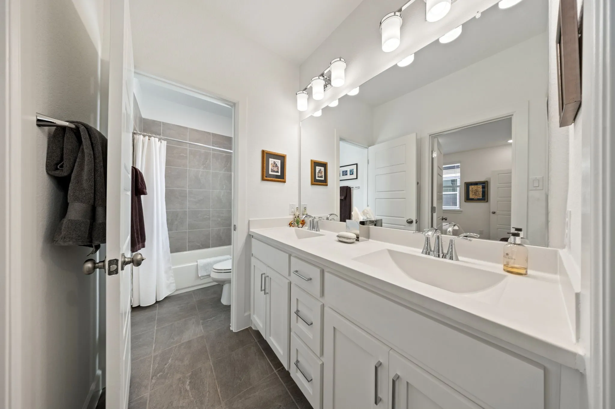 Single Family Residence For Sale in Dallas County , 620 Aspen Valley Lane, Dallas, Texas 75208, 3 Bedroom, 3 Bathroom, 2 Garage spaces, 2,174 Sqft, built in 2020, mls#21303224, Real Estate Agent in Dallas, Homes For Sale in Dallas county, Homes For Sale in Dallas, Realtor in Dallas Texas, Real Estate Brokerage Independent Realty Texas, Luminita Cordes Realtor