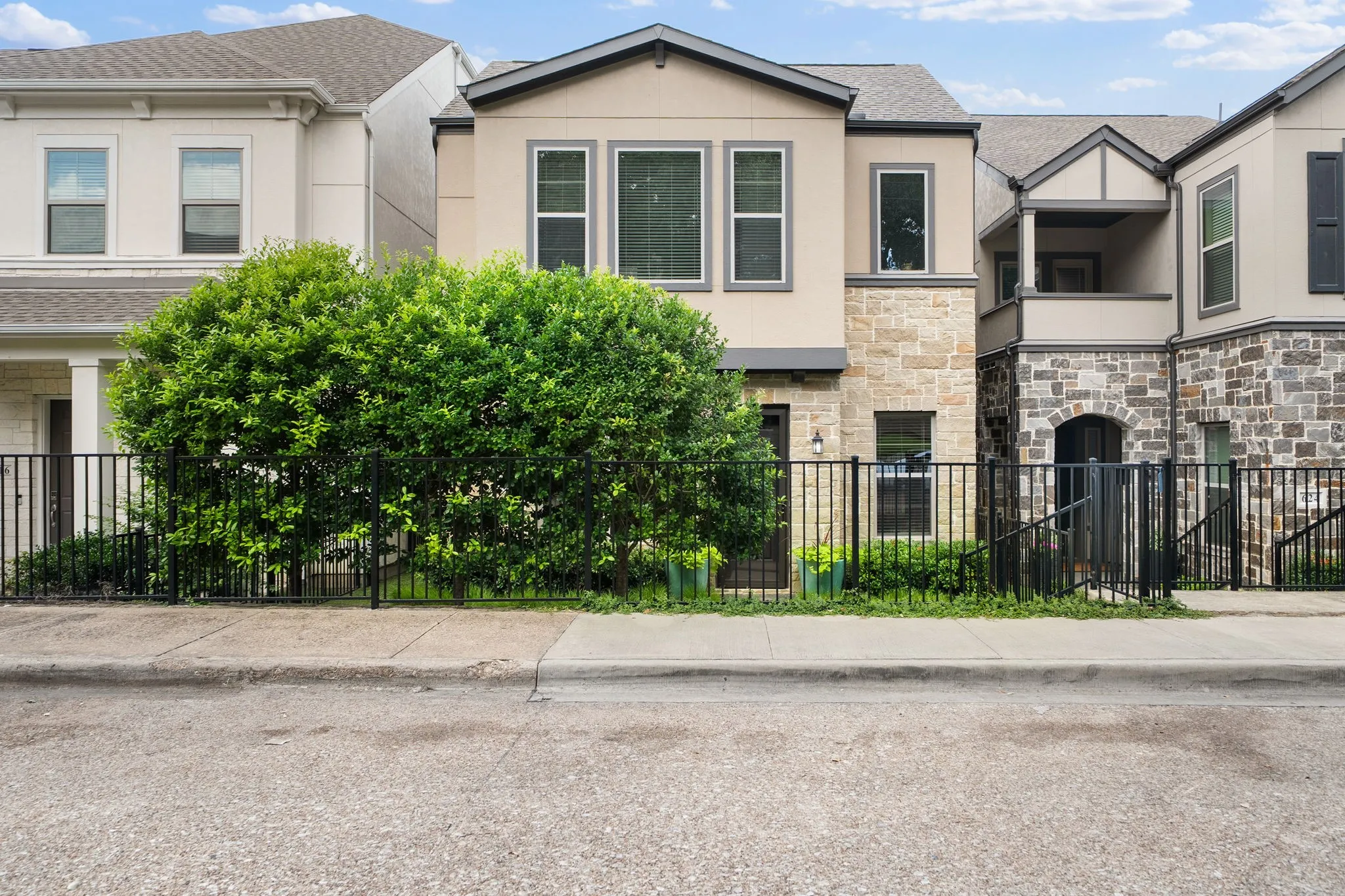 Single Family Residence For Sale in Dallas County , 620 Aspen Valley Lane, Dallas, Texas 75208, 3 Bedroom, 3 Bathroom, 2 Garage spaces, 2,174 Sqft, built in 2020, mls#21303224, Real Estate Agent in Dallas, Homes For Sale in Dallas county, Homes For Sale in Dallas, Realtor in Dallas Texas, Real Estate Brokerage Independent Realty Texas, Luminita Cordes Realtor