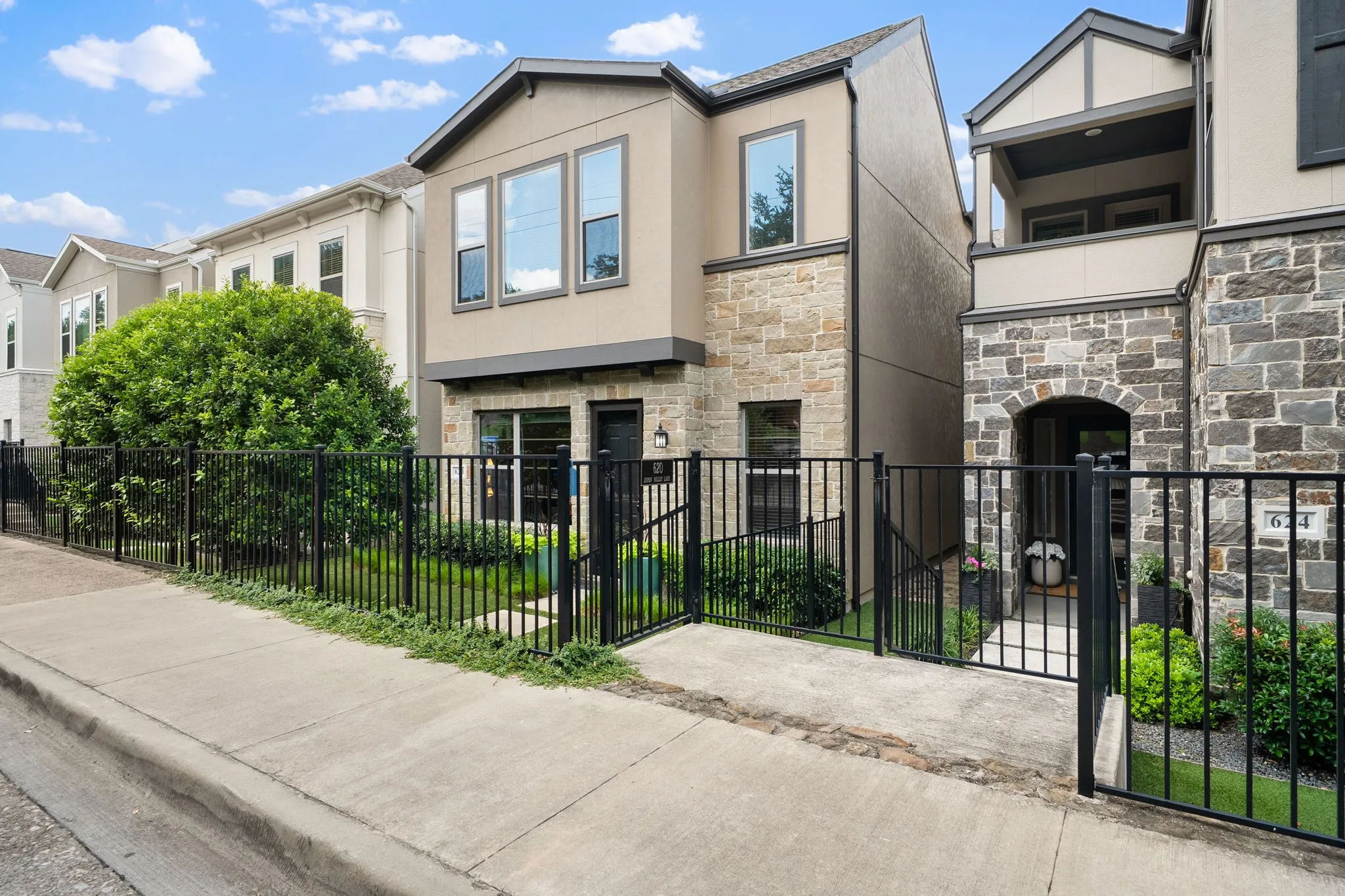 Single Family Residence For Sale in Dallas County , 620 Aspen Valley Lane, Dallas, Texas 75208, 3 Bedroom, 3 Bathroom, 2 Garage spaces, 2,174 Sqft, built in 2020, mls#21303224, Real Estate Agent in Dallas, Homes For Sale in Dallas county, Homes For Sale in Dallas, Realtor in Dallas Texas, Real Estate Brokerage Independent Realty Texas, Luminita Cordes Realtor
