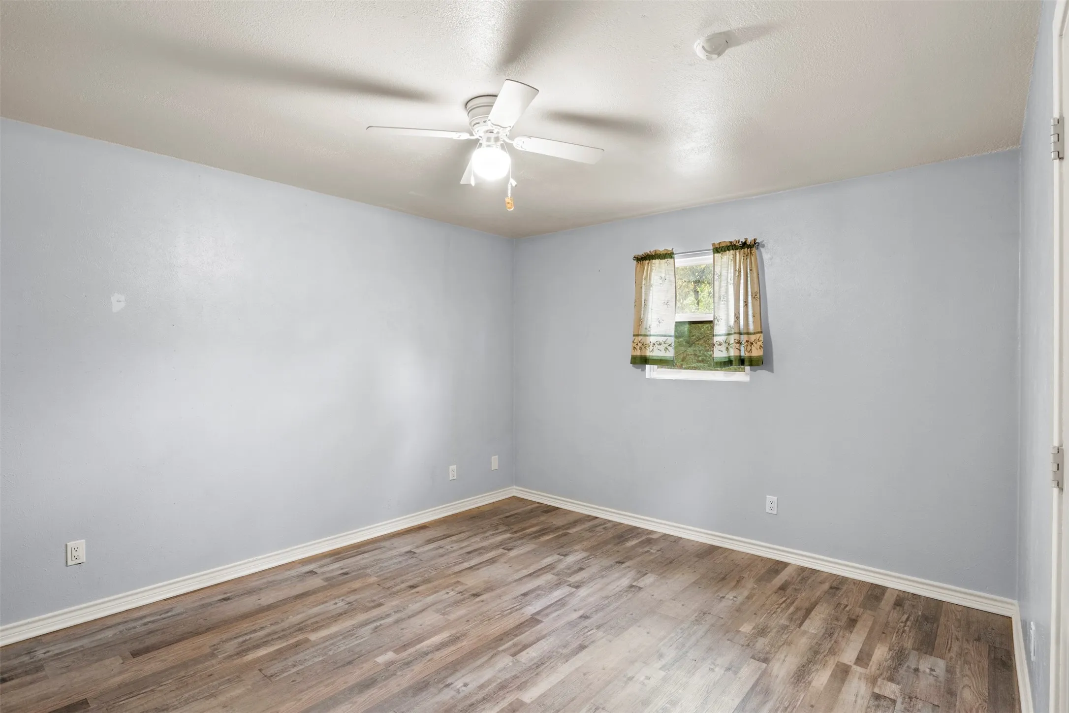 Single Family Residence For Sale in Henderson County , 521 Hilltop Drive, Tool, Texas 75143, 2 Bedroom, 1 Bathroom, Garage spaces, 912 Sqft, built in 1984, mls#21301659, Real Estate Agent in Tool, Homes For Sale in Henderson county, Homes For Sale in Tool, Realtor in Tool Texas, Real Estate Brokerage Independent Realty Texas, Luminita Cordes Realtor