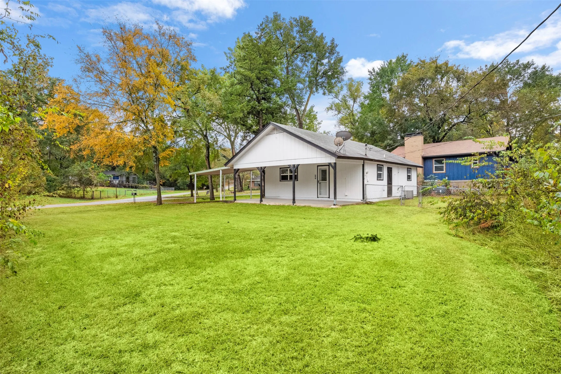 Single Family Residence For Sale in Henderson County , 521 Hilltop Drive, Tool, Texas 75143, 2 Bedroom, 1 Bathroom, Garage spaces, 912 Sqft, built in 1984, mls#21301659, Real Estate Agent in Tool, Homes For Sale in Henderson county, Homes For Sale in Tool, Realtor in Tool Texas, Real Estate Brokerage Independent Realty Texas, Luminita Cordes Realtor