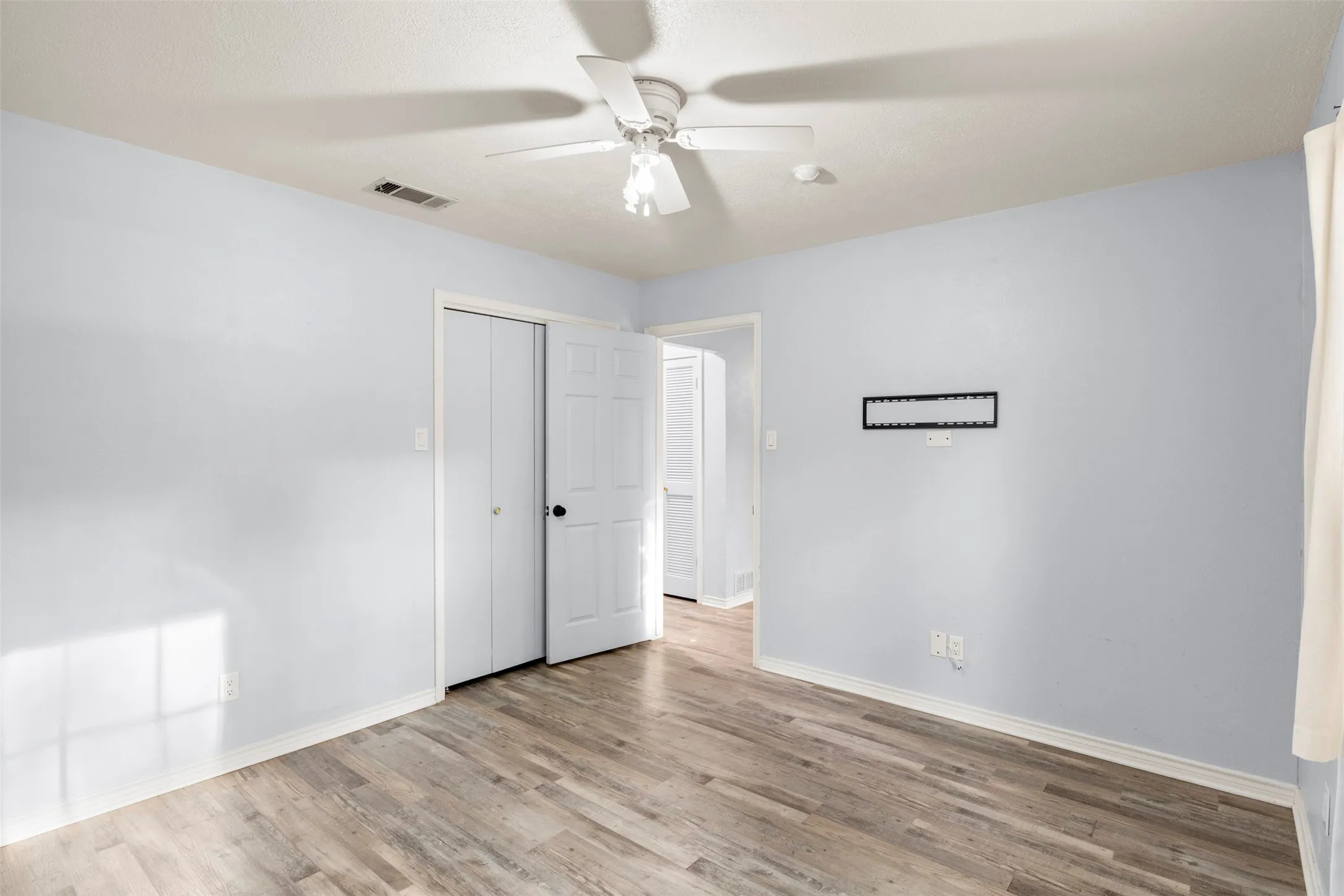 Single Family Residence For Sale in Henderson County , 521 Hilltop Drive, Tool, Texas 75143, 2 Bedroom, 1 Bathroom, Garage spaces, 912 Sqft, built in 1984, mls#21301659, Real Estate Agent in Tool, Homes For Sale in Henderson county, Homes For Sale in Tool, Realtor in Tool Texas, Real Estate Brokerage Independent Realty Texas, Luminita Cordes Realtor