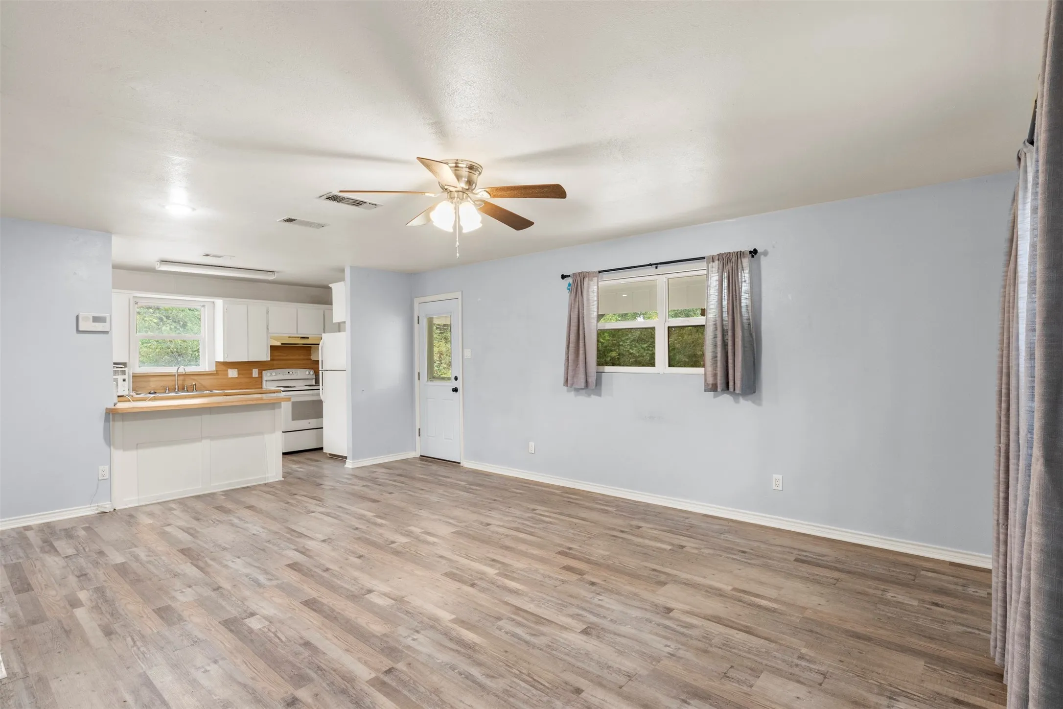 Single Family Residence For Sale in Henderson County , 521 Hilltop Drive, Tool, Texas 75143, 2 Bedroom, 1 Bathroom, Garage spaces, 912 Sqft, built in 1984, mls#21301659, Real Estate Agent in Tool, Homes For Sale in Henderson county, Homes For Sale in Tool, Realtor in Tool Texas, Real Estate Brokerage Independent Realty Texas, Luminita Cordes Realtor
