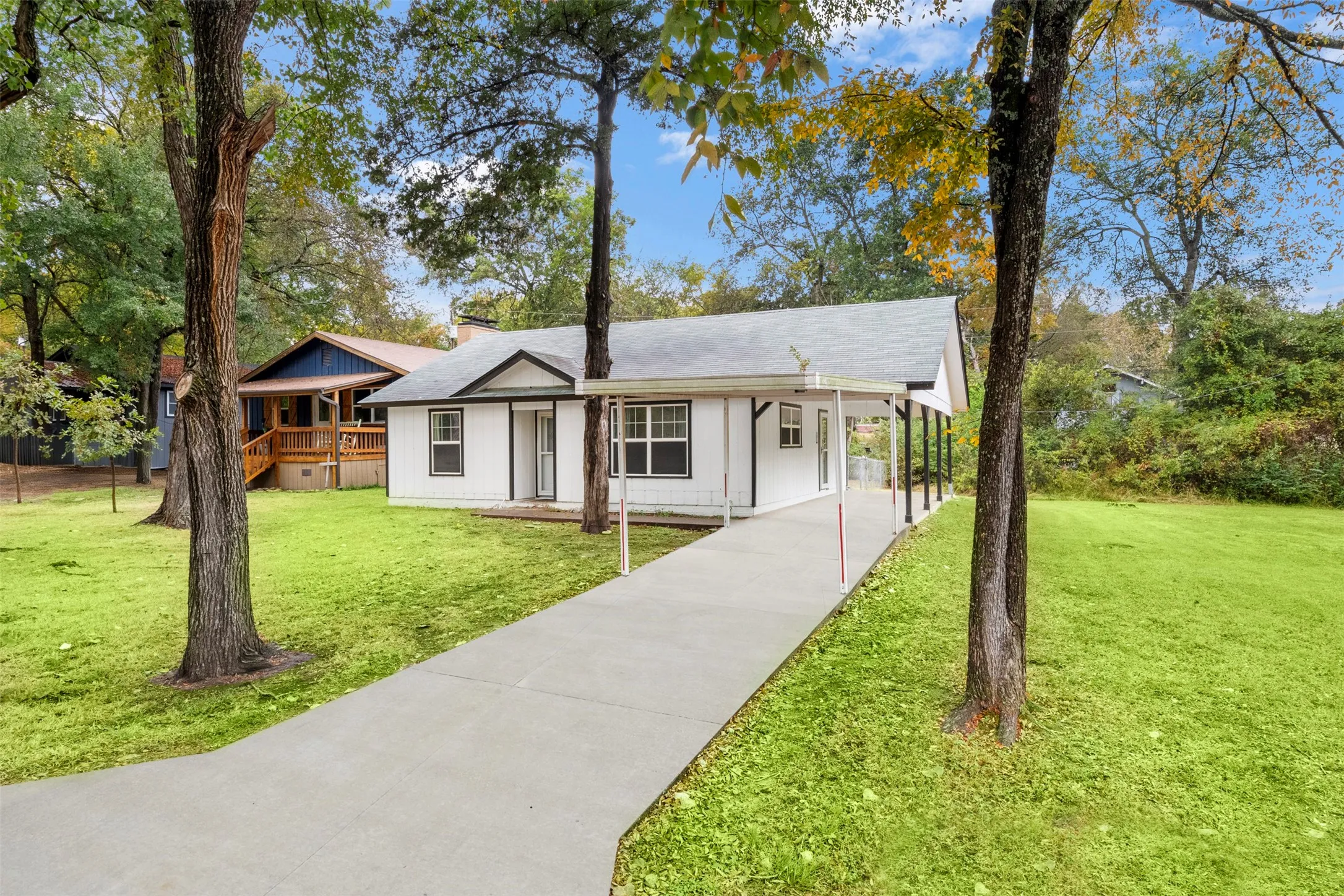 Single Family Residence For Sale in Henderson County , 521 Hilltop Drive, Tool, Texas 75143, 2 Bedroom, 1 Bathroom, Garage spaces, 912 Sqft, built in 1984, mls#21301659, Real Estate Agent in Tool, Homes For Sale in Henderson county, Homes For Sale in Tool, Realtor in Tool Texas, Real Estate Brokerage Independent Realty Texas, Luminita Cordes Realtor