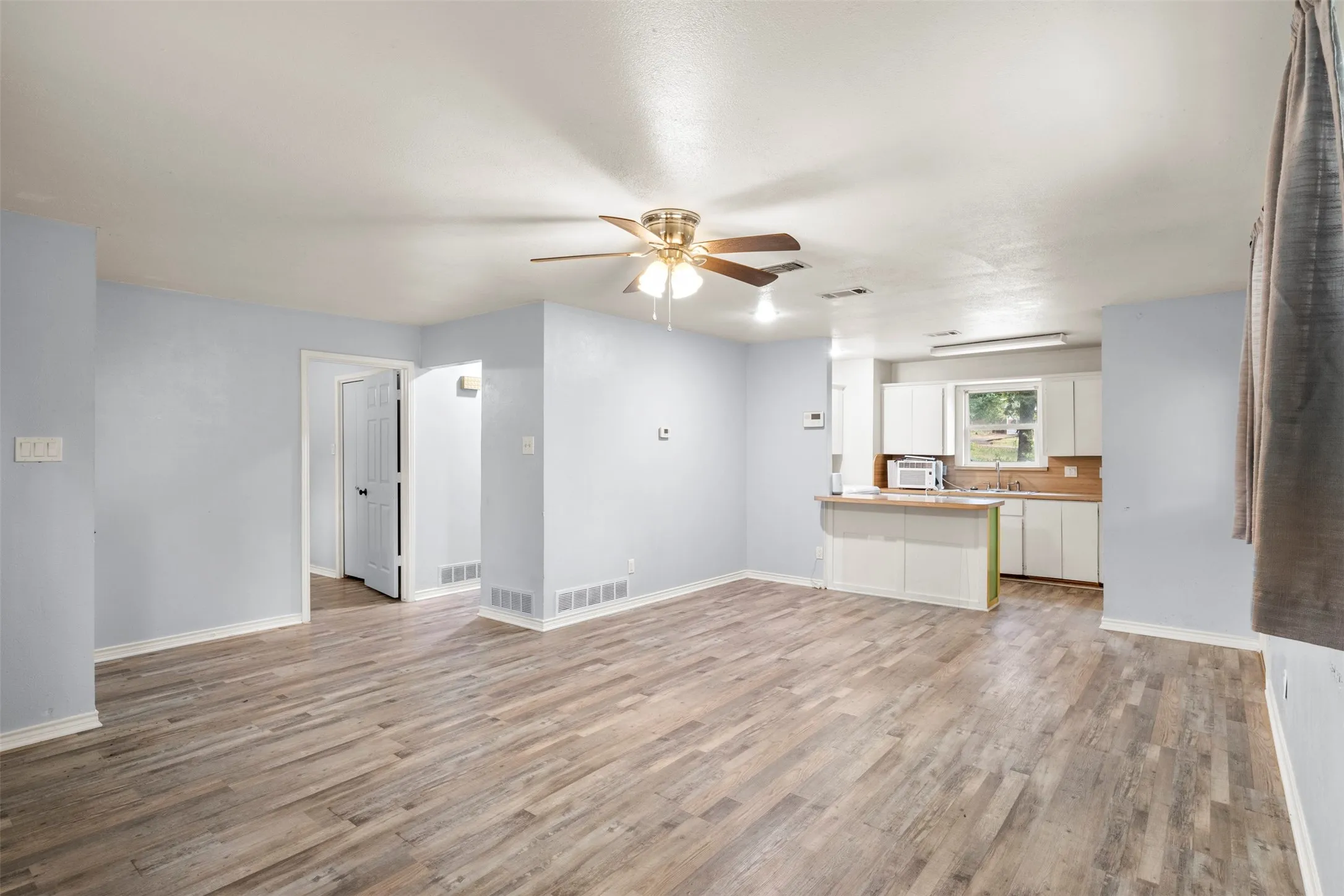 Single Family Residence For Sale in Henderson County , 521 Hilltop Drive, Tool, Texas 75143, 2 Bedroom, 1 Bathroom, Garage spaces, 912 Sqft, built in 1984, mls#21301659, Real Estate Agent in Tool, Homes For Sale in Henderson county, Homes For Sale in Tool, Realtor in Tool Texas, Real Estate Brokerage Independent Realty Texas, Luminita Cordes Realtor