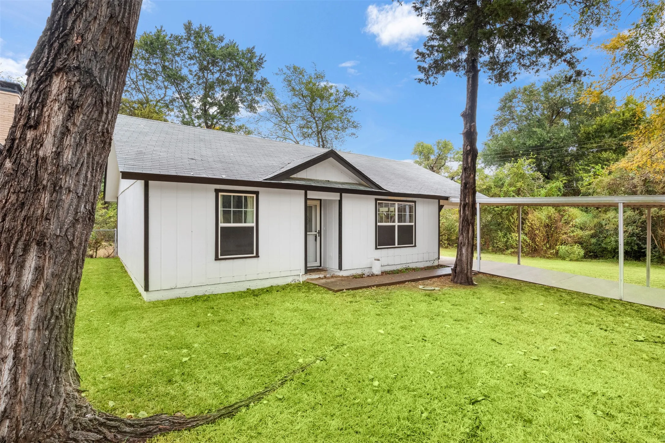 Single Family Residence For Sale in Henderson County , 521 Hilltop Drive, Tool, Texas 75143, 2 Bedroom, 1 Bathroom, Garage spaces, 912 Sqft, built in 1984, mls#21301659, Real Estate Agent in Tool, Homes For Sale in Henderson county, Homes For Sale in Tool, Realtor in Tool Texas, Real Estate Brokerage Independent Realty Texas, Luminita Cordes Realtor