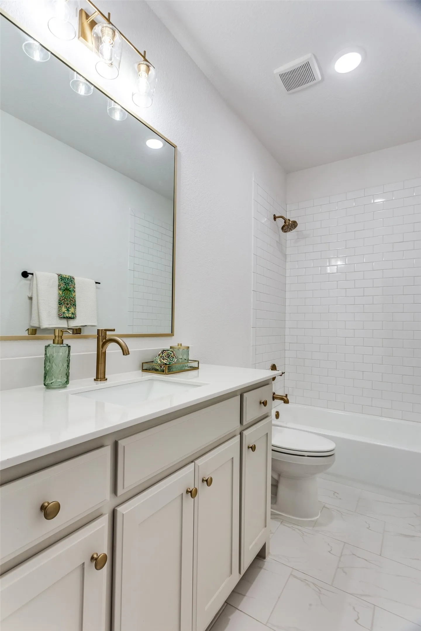 Single Family Residence For Sale in Tarrant County , 622 Sterling Court, Benbrook, Texas 76126, 4 Bedroom, 3 Bathroom, 2 Garage spaces, 2,714 Sqft, built in 2025, Price $625,000, mls#21306273, Real Estate Agent in Benbrook, Homes For Sale in Tarrant county, Homes For Sale in Benbrook, Realtor in Benbrook Texas, Real Estate Brokerage Independent Realty Texas, Luminita Cordes Realtor