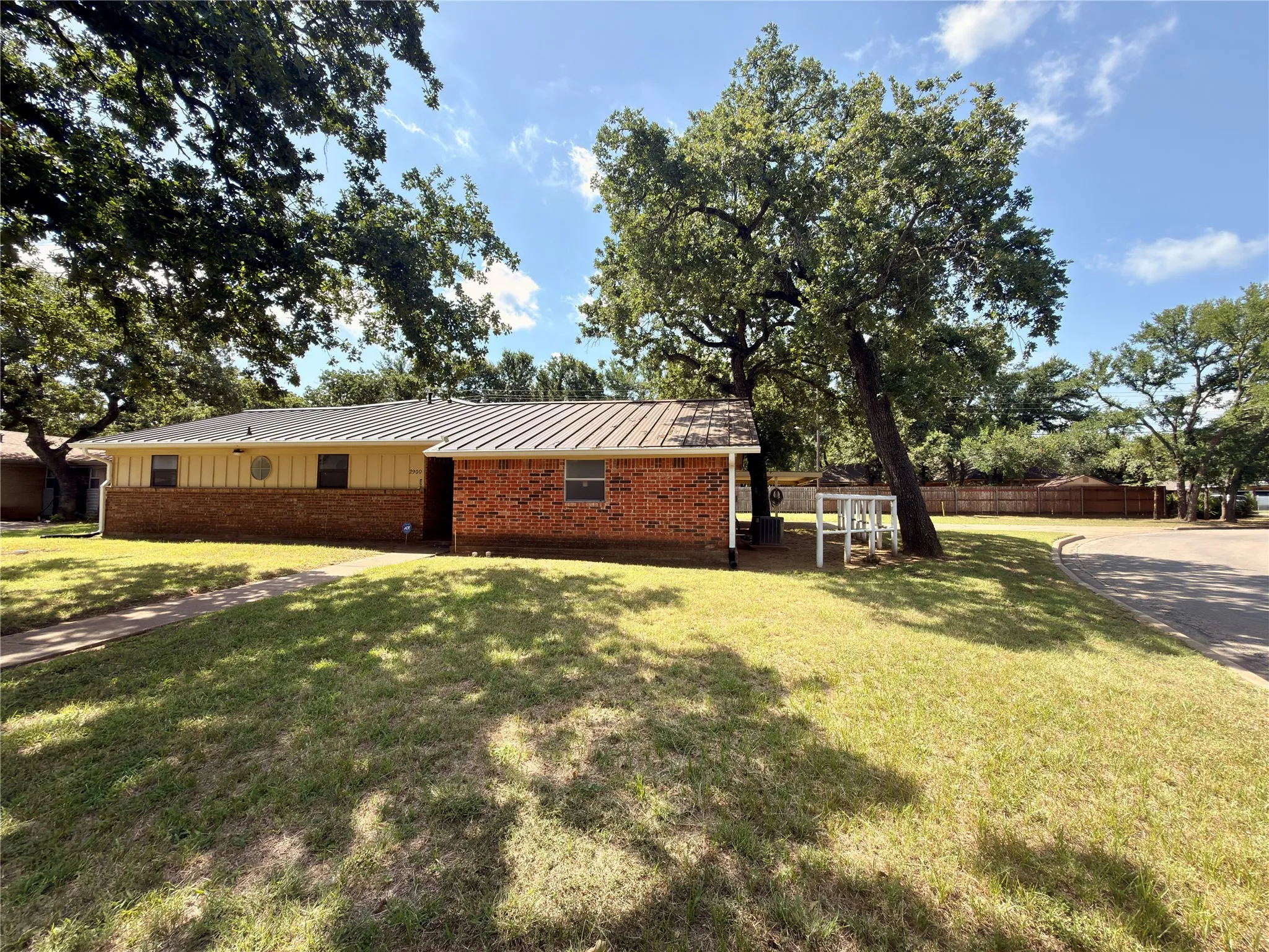 Single Family Residence For Sale in Palo Pinto County , 2900 SE 6th Street SE, Mineral Wells, Texas 76067, 4 Bedroom, 3 Bathroom, 2 Garage spaces, 2,492 Sqft, built in 1966, mls#21302743, Real Estate Agent in Mineral Wells, Homes For Sale in Palo Pinto county, Homes For Sale in Mineral Wells, Realtor in Mineral Wells Texas, Real Estate Brokerage Independent Realty Texas, Luminita Cordes Realtor