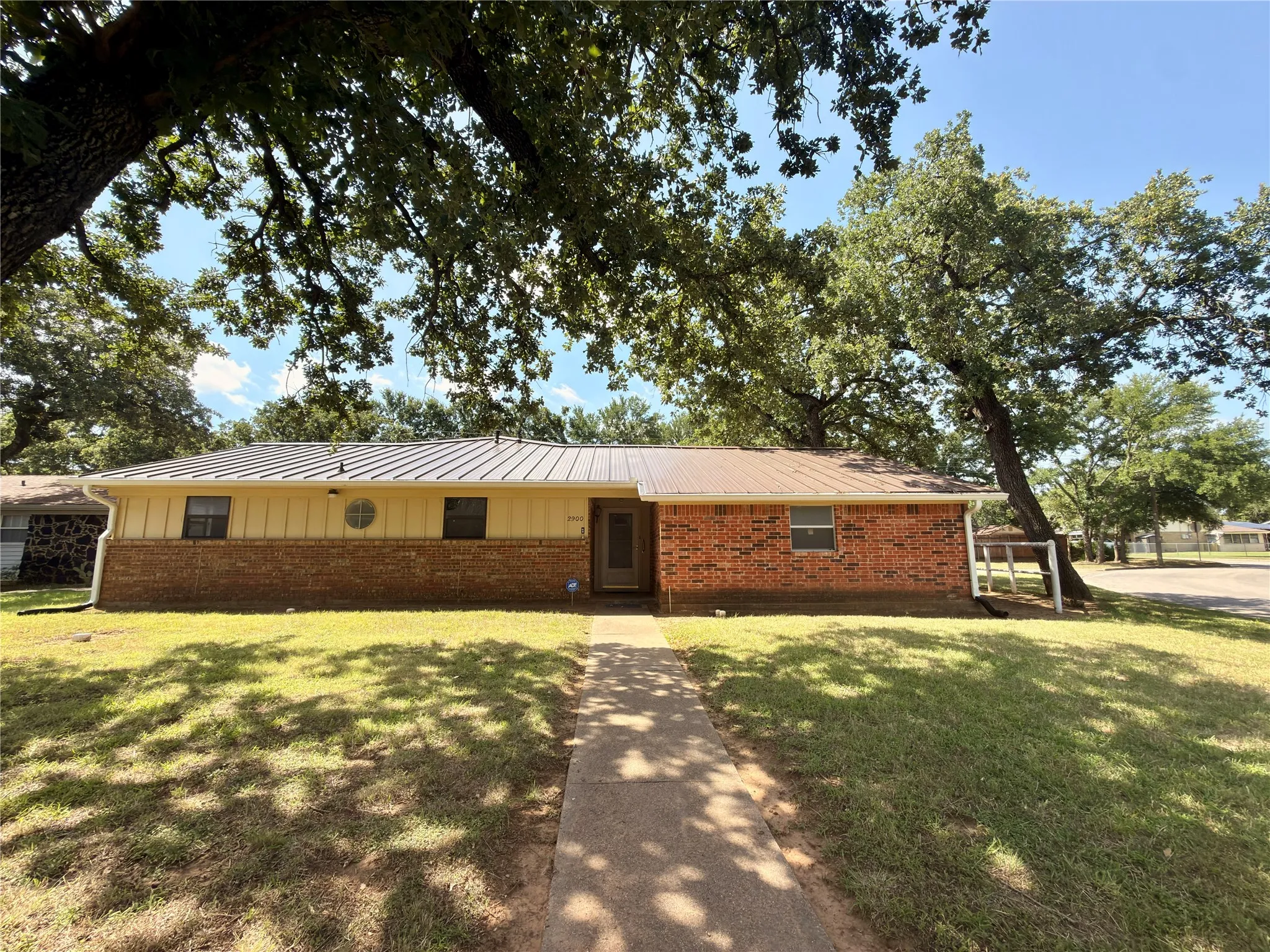 Single Family Residence For Sale in Palo Pinto County , 2900 SE 6th Street SE, Mineral Wells, Texas 76067, 4 Bedroom, 3 Bathroom, 2 Garage spaces, 2,492 Sqft, built in 1966, mls#21302743, Real Estate Agent in Mineral Wells, Homes For Sale in Palo Pinto county, Homes For Sale in Mineral Wells, Realtor in Mineral Wells Texas, Real Estate Brokerage Independent Realty Texas, Luminita Cordes Realtor