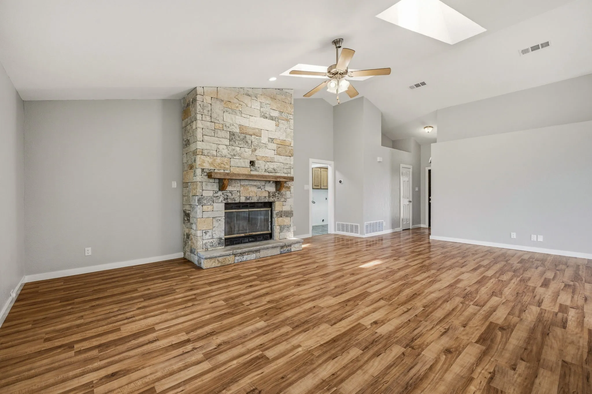 Single Family Residence For Sale in Hood County , 5500 Friendship Road, Tolar, Texas 76476, 3 Bedroom, 2 Bathroom, 2 Garage spaces, 1,859 Sqft, built in 1990, mls#21305806, Real Estate Agent in Tolar, Homes For Sale in Hood county, Homes For Sale in Tolar, Realtor in Tolar Texas, Real Estate Brokerage Independent Realty Texas, Luminita Cordes Realtor