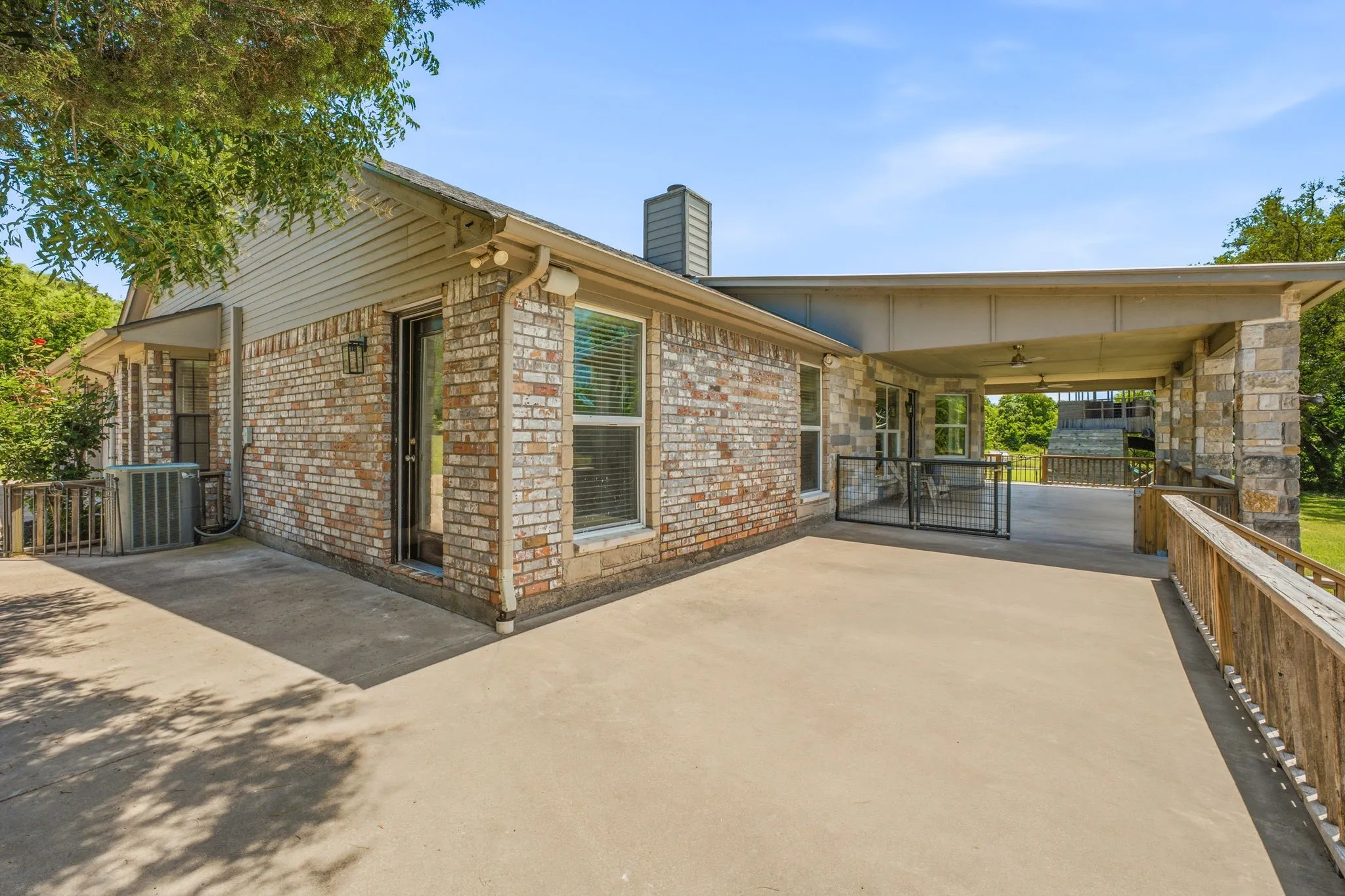 Single Family Residence For Sale in Hood County , 5500 Friendship Road, Tolar, Texas 76476, 3 Bedroom, 2 Bathroom, 2 Garage spaces, 1,859 Sqft, built in 1990, mls#21305806, Real Estate Agent in Tolar, Homes For Sale in Hood county, Homes For Sale in Tolar, Realtor in Tolar Texas, Real Estate Brokerage Independent Realty Texas, Luminita Cordes Realtor