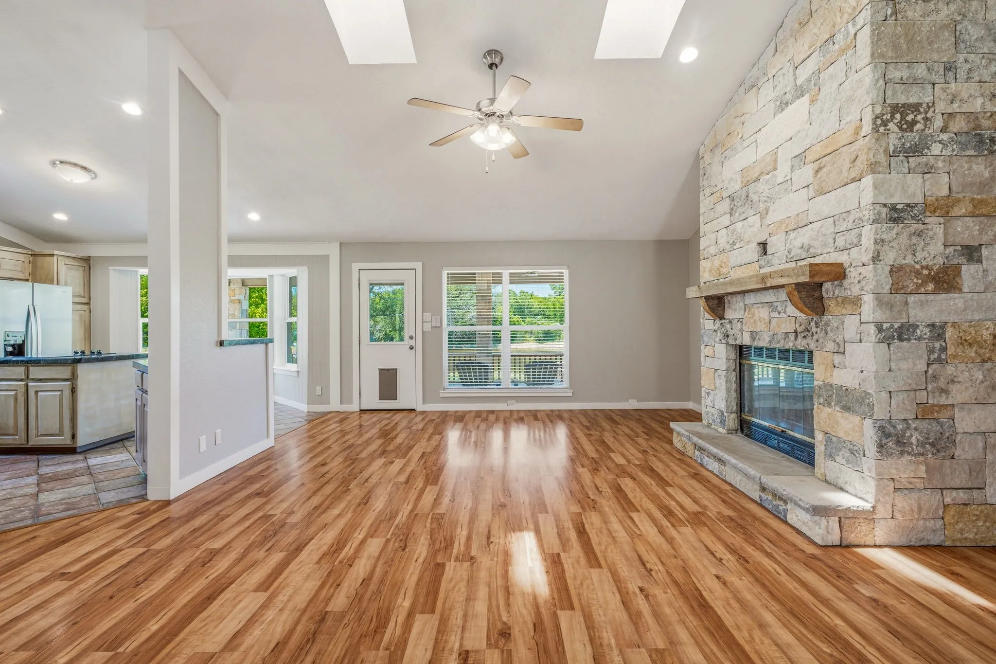 Single Family Residence For Sale in Hood County , 5500 Friendship Road, Tolar, Texas 76476, 3 Bedroom, 2 Bathroom, 2 Garage spaces, 1,859 Sqft, built in 1990, mls#21305806, Real Estate Agent in Tolar, Homes For Sale in Hood county, Homes For Sale in Tolar, Realtor in Tolar Texas, Real Estate Brokerage Independent Realty Texas, Luminita Cordes Realtor