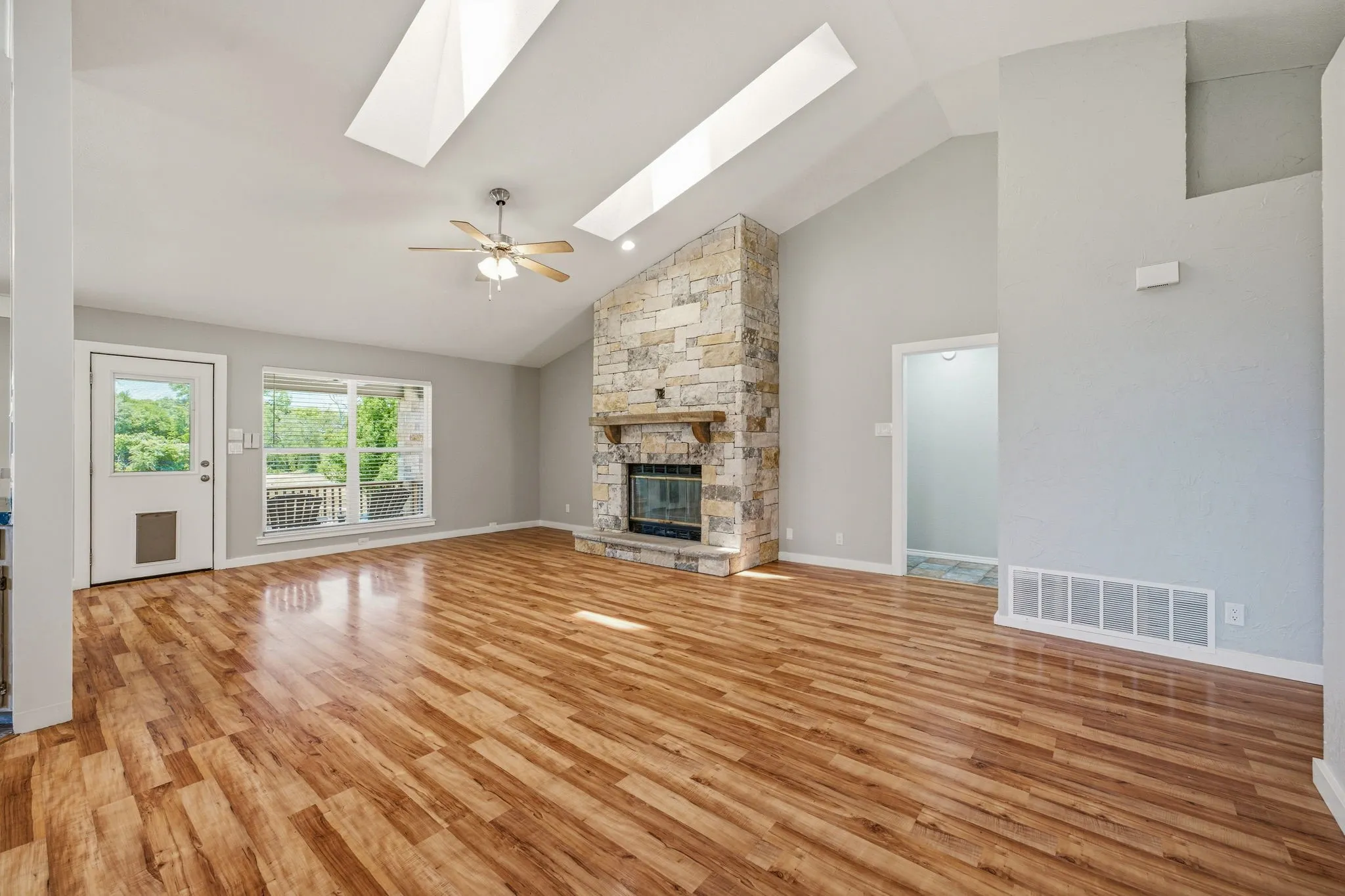 Single Family Residence For Sale in Hood County , 5500 Friendship Road, Tolar, Texas 76476, 3 Bedroom, 2 Bathroom, 2 Garage spaces, 1,859 Sqft, built in 1990, mls#21305806, Real Estate Agent in Tolar, Homes For Sale in Hood county, Homes For Sale in Tolar, Realtor in Tolar Texas, Real Estate Brokerage Independent Realty Texas, Luminita Cordes Realtor