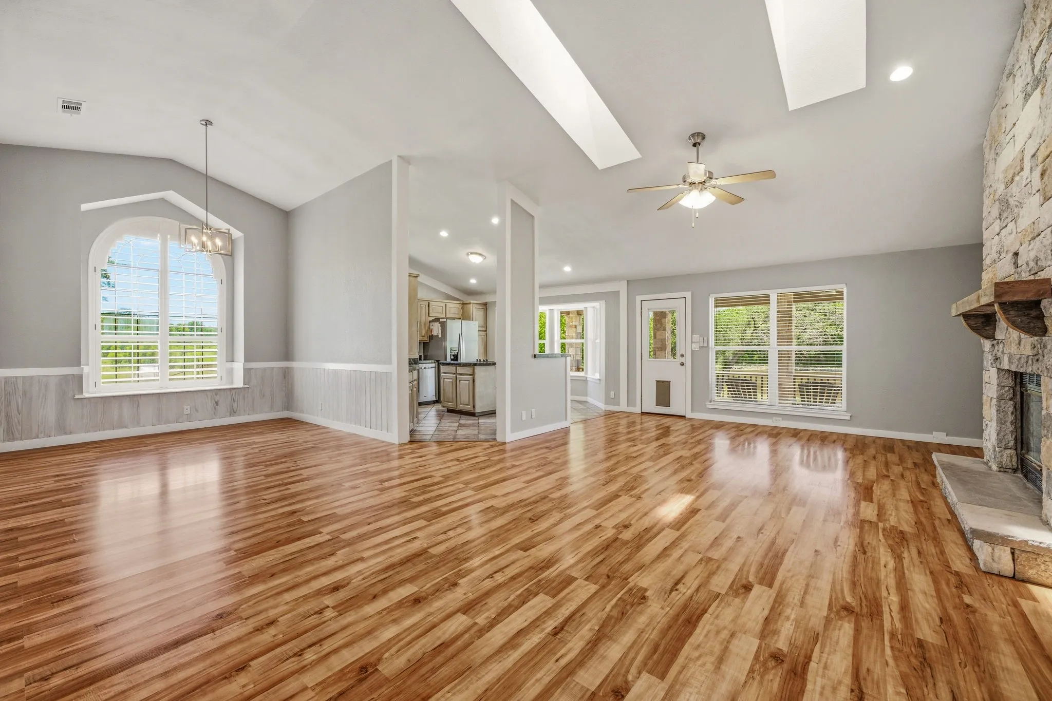 Single Family Residence For Sale in Hood County , 5500 Friendship Road, Tolar, Texas 76476, 3 Bedroom, 2 Bathroom, 2 Garage spaces, 1,859 Sqft, built in 1990, mls#21305806, Real Estate Agent in Tolar, Homes For Sale in Hood county, Homes For Sale in Tolar, Realtor in Tolar Texas, Real Estate Brokerage Independent Realty Texas, Luminita Cordes Realtor