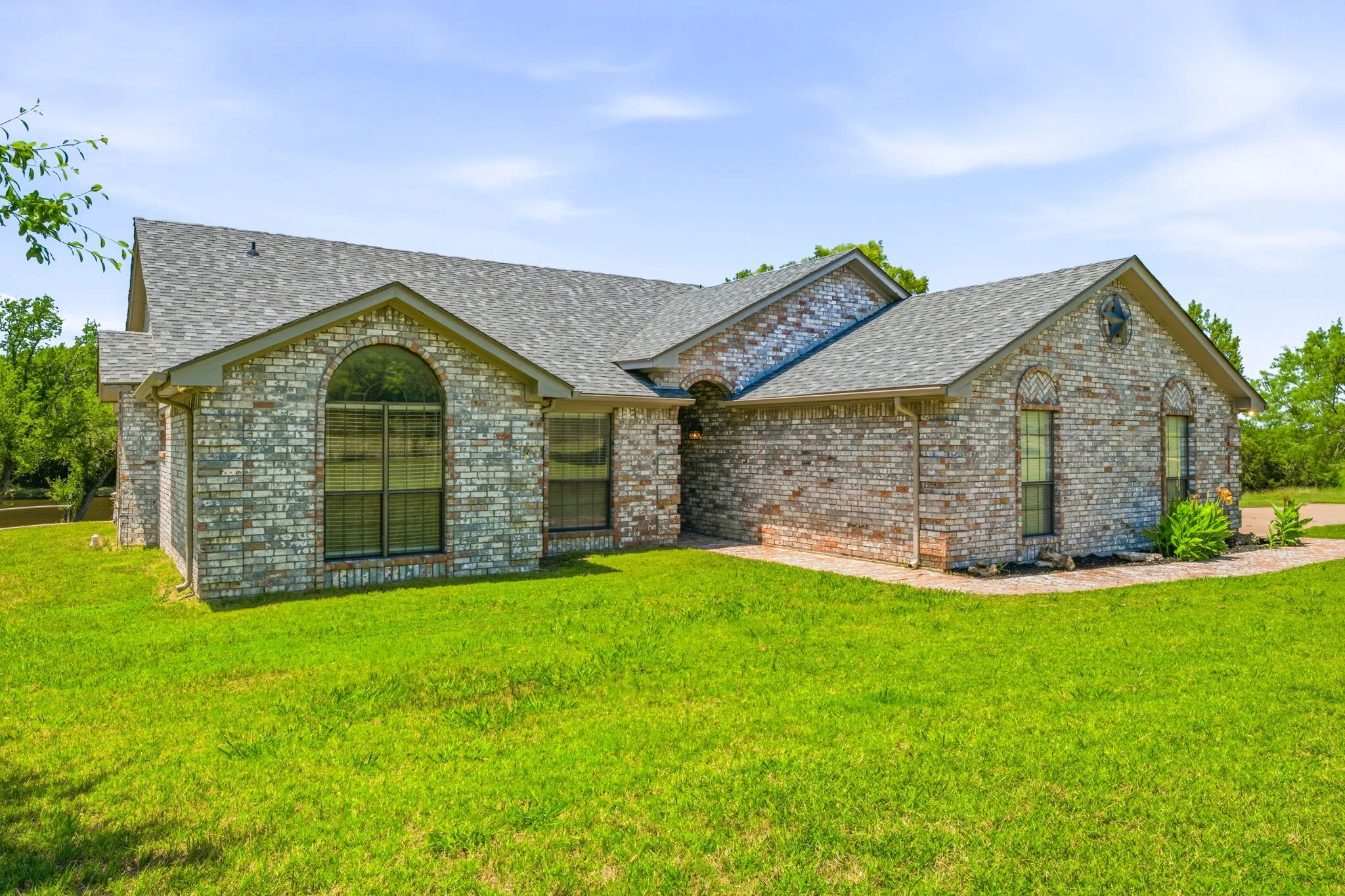 Single Family Residence For Sale in Hood County , 5500 Friendship Road, Tolar, Texas 76476, 3 Bedroom, 2 Bathroom, 2 Garage spaces, 1,859 Sqft, built in 1990, mls#21305806, Real Estate Agent in Tolar, Homes For Sale in Hood county, Homes For Sale in Tolar, Realtor in Tolar Texas, Real Estate Brokerage Independent Realty Texas, Luminita Cordes Realtor