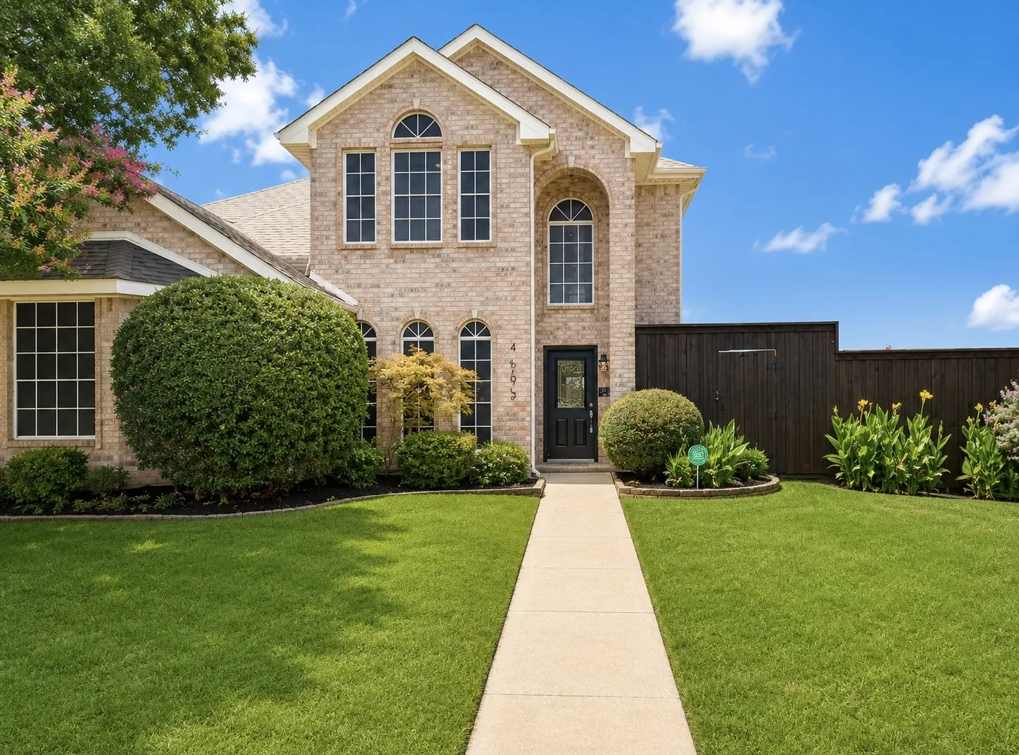 Single Family Residence For Sale in Collin County , 4692 Parnell Lane, Plano, Texas 75024, 3 Bedroom, 3 Bathroom, 3 Garage spaces, 2,256 Sqft, built in 1994, mls#21306323, Real Estate Agent in Plano, Homes For Sale in Collin county, Homes For Sale in Plano, Realtor in Plano Texas, Real Estate Brokerage Independent Realty Texas, Luminita Cordes Realtor