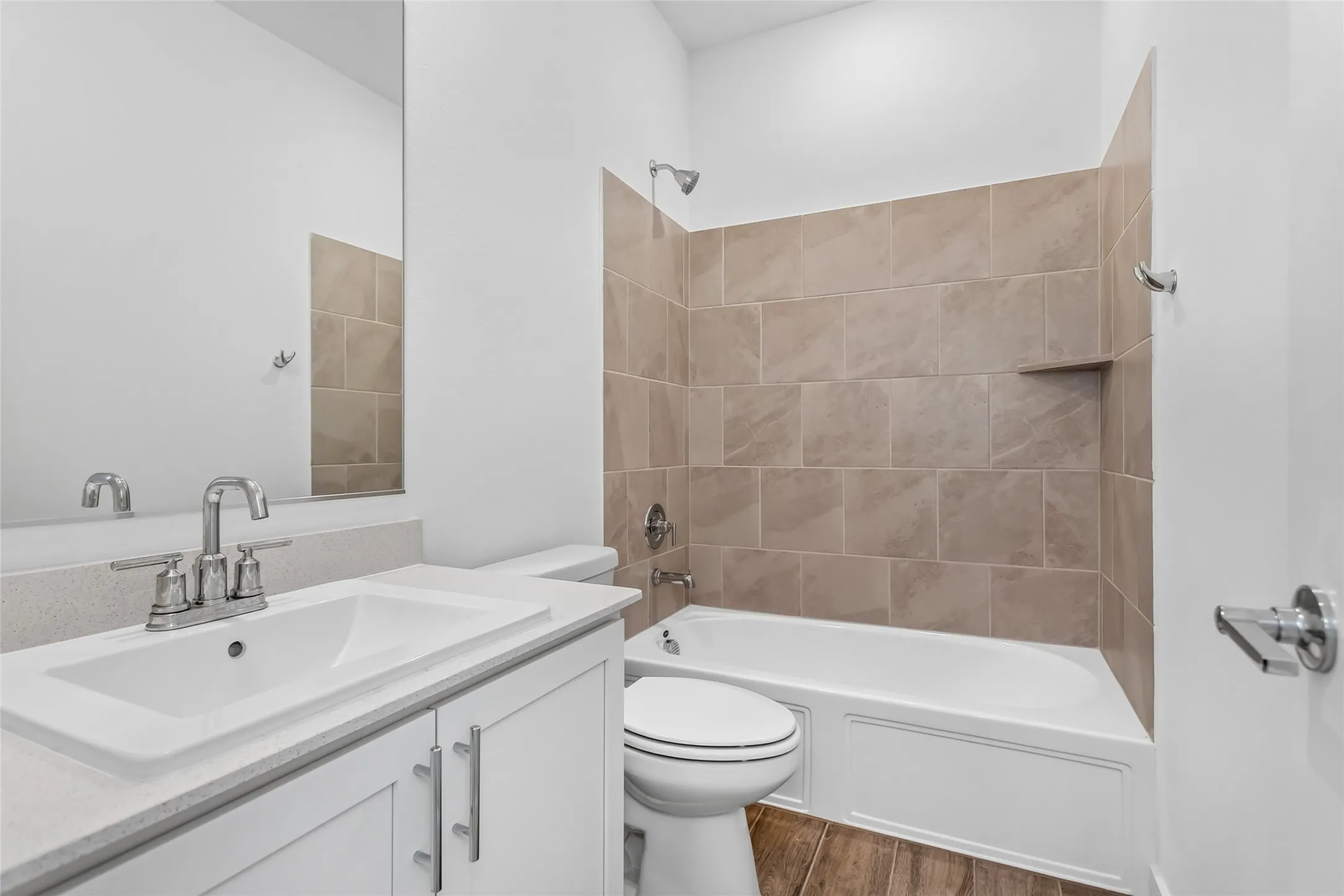 Ensuite bath for front bedroom