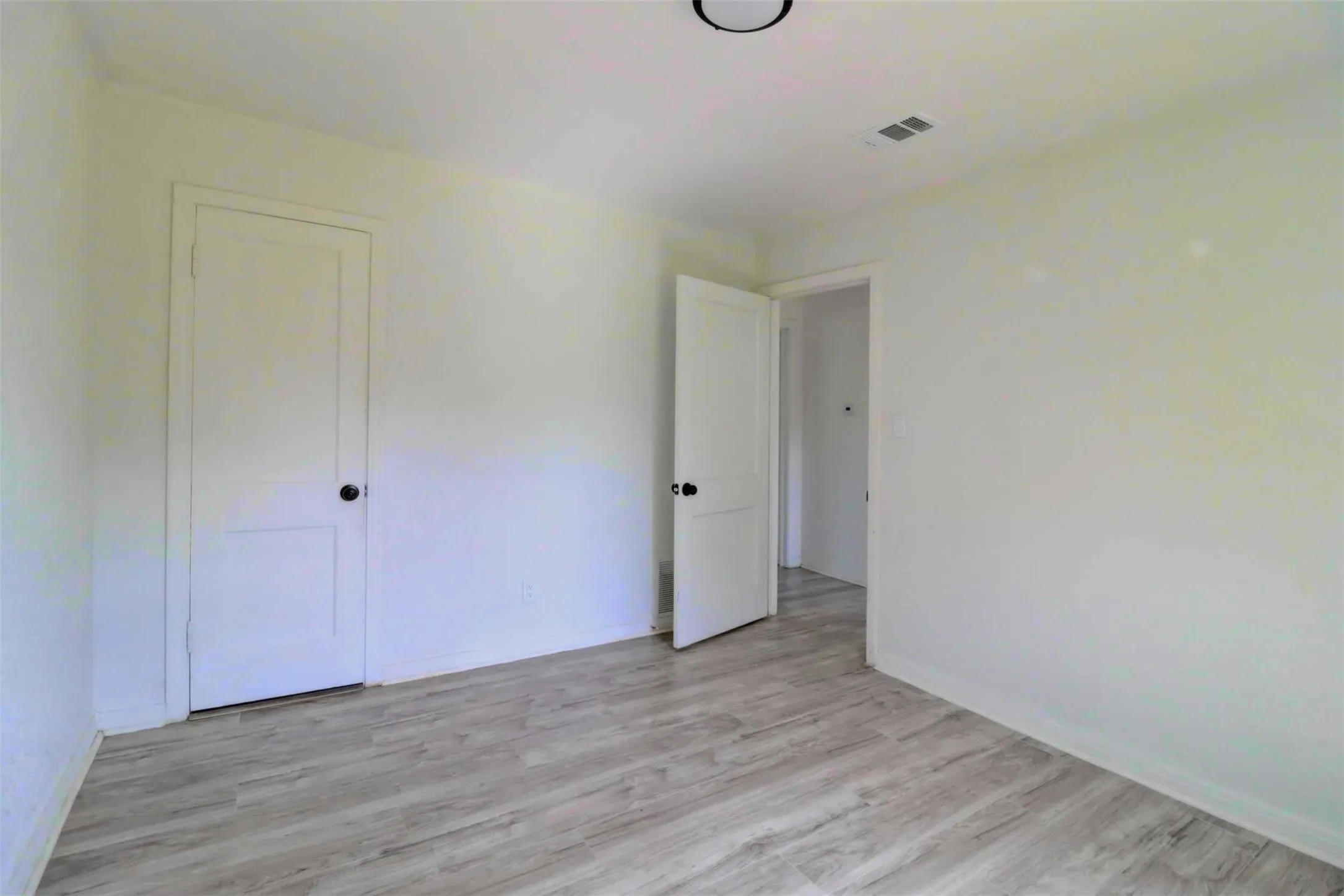 Single Family Residence For Sale in Tarrant County , 4709 Marks Place, Fort Worth, Texas 76116, 3 Bedroom, 1 Bathroom, Garage spaces, 1,011 Sqft, built in 1950, mls#21306276, Real Estate Agent in Fort Worth, Homes For Sale in Tarrant county, Homes For Sale in Fort Worth, Realtor in Fort Worth Texas, Real Estate Brokerage Independent Realty Texas, Luminita Cordes Realtor