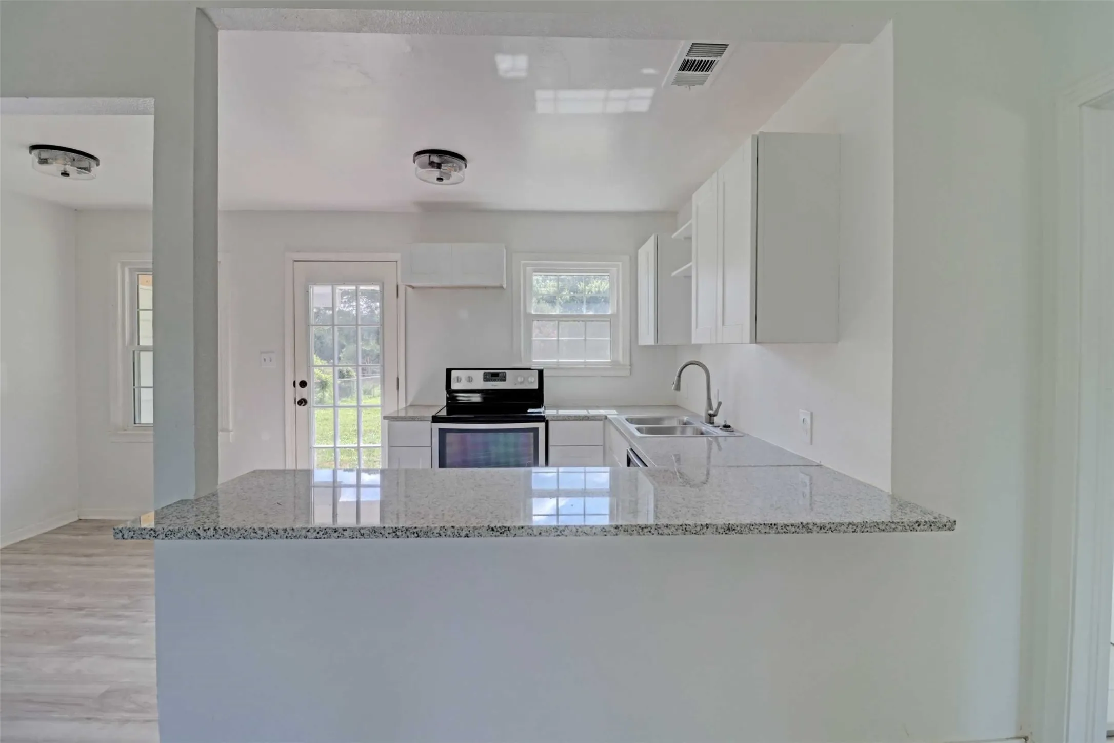 Single Family Residence For Sale in Tarrant County , 4709 Marks Place, Fort Worth, Texas 76116, 3 Bedroom, 1 Bathroom, Garage spaces, 1,011 Sqft, built in 1950, mls#21306276, Real Estate Agent in Fort Worth, Homes For Sale in Tarrant county, Homes For Sale in Fort Worth, Realtor in Fort Worth Texas, Real Estate Brokerage Independent Realty Texas, Luminita Cordes Realtor