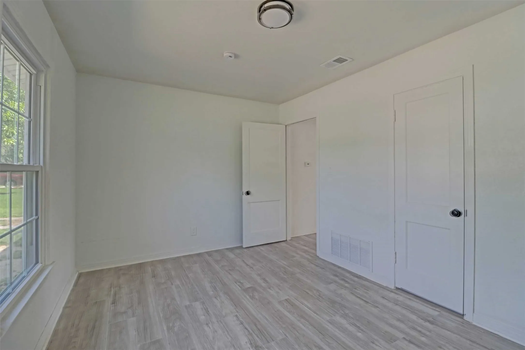 Single Family Residence For Sale in Tarrant County , 4709 Marks Place, Fort Worth, Texas 76116, 3 Bedroom, 1 Bathroom, Garage spaces, 1,011 Sqft, built in 1950, mls#21306276, Real Estate Agent in Fort Worth, Homes For Sale in Tarrant county, Homes For Sale in Fort Worth, Realtor in Fort Worth Texas, Real Estate Brokerage Independent Realty Texas, Luminita Cordes Realtor