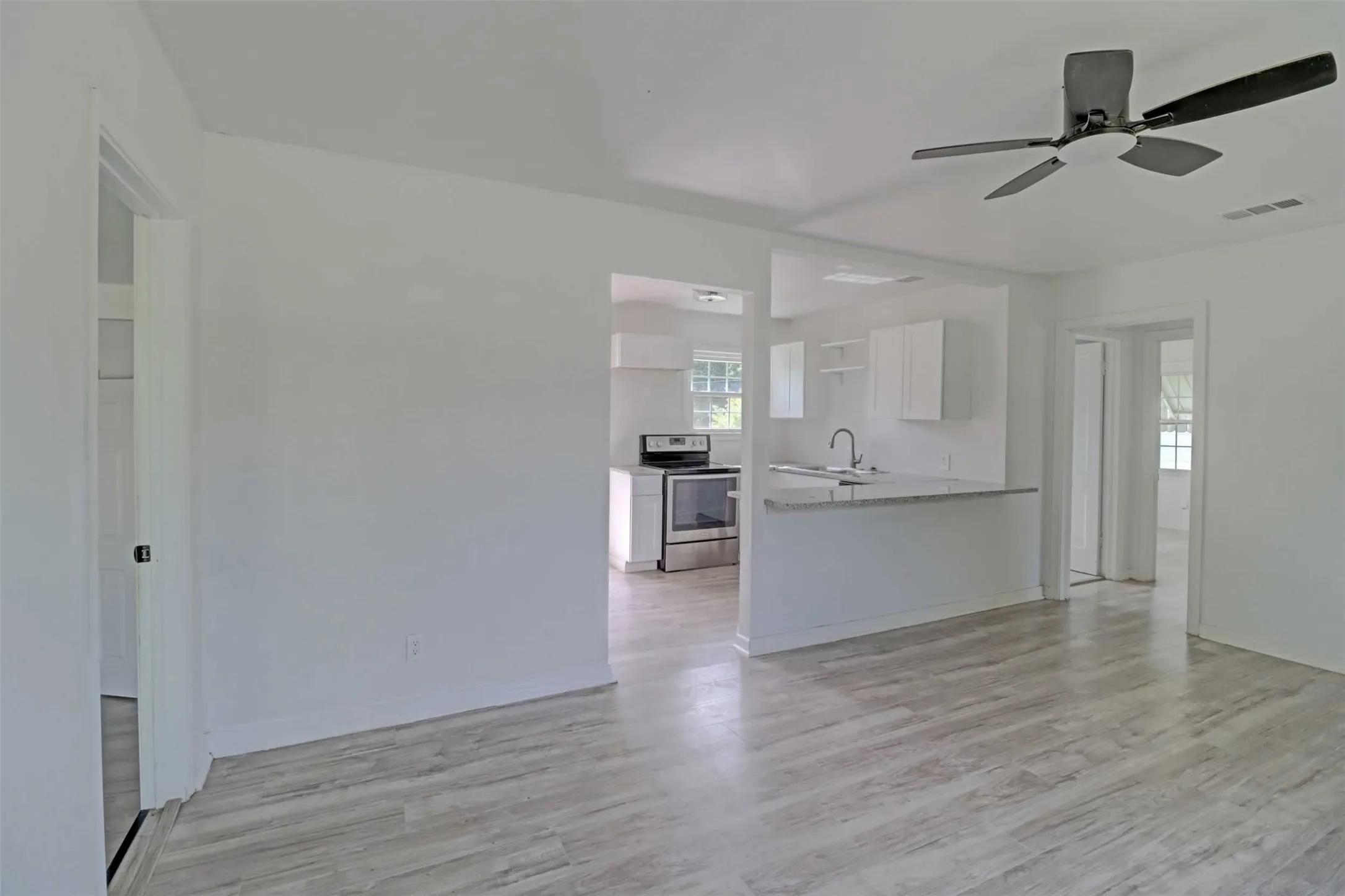 Single Family Residence For Sale in Tarrant County , 4709 Marks Place, Fort Worth, Texas 76116, 3 Bedroom, 1 Bathroom, Garage spaces, 1,011 Sqft, built in 1950, mls#21306276, Real Estate Agent in Fort Worth, Homes For Sale in Tarrant county, Homes For Sale in Fort Worth, Realtor in Fort Worth Texas, Real Estate Brokerage Independent Realty Texas, Luminita Cordes Realtor