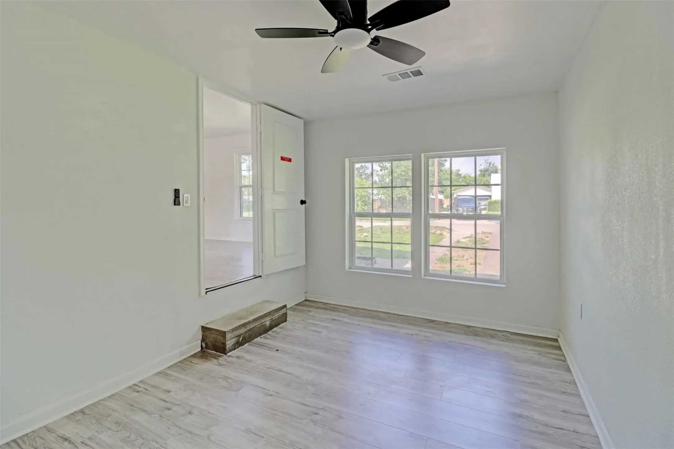 Single Family Residence For Sale in Tarrant County , 4709 Marks Place, Fort Worth, Texas 76116, 3 Bedroom, 1 Bathroom, Garage spaces, 1,011 Sqft, built in 1950, mls#21306276, Real Estate Agent in Fort Worth, Homes For Sale in Tarrant county, Homes For Sale in Fort Worth, Realtor in Fort Worth Texas, Real Estate Brokerage Independent Realty Texas, Luminita Cordes Realtor