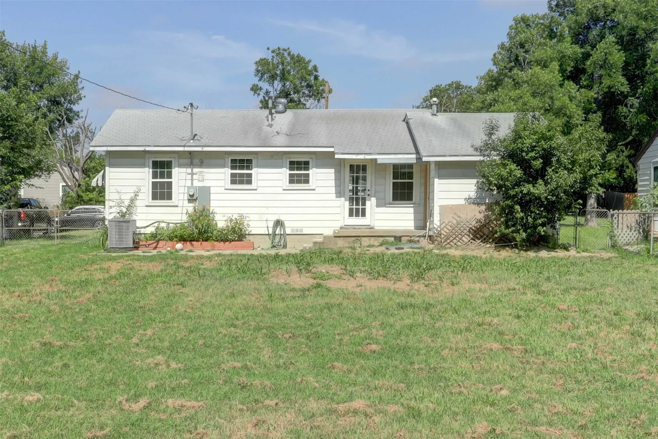Single Family Residence For Sale in Tarrant County , 4709 Marks Place, Fort Worth, Texas 76116, 3 Bedroom, 1 Bathroom, Garage spaces, 1,011 Sqft, built in 1950, mls#21306276, Real Estate Agent in Fort Worth, Homes For Sale in Tarrant county, Homes For Sale in Fort Worth, Realtor in Fort Worth Texas, Real Estate Brokerage Independent Realty Texas, Luminita Cordes Realtor