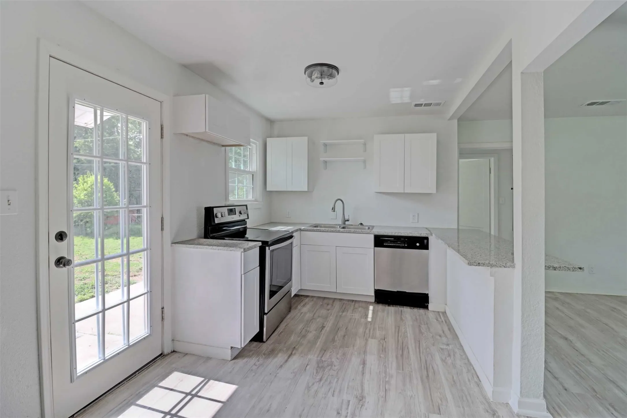 Single Family Residence For Sale in Tarrant County , 4709 Marks Place, Fort Worth, Texas 76116, 3 Bedroom, 1 Bathroom, Garage spaces, 1,011 Sqft, built in 1950, mls#21306276, Real Estate Agent in Fort Worth, Homes For Sale in Tarrant county, Homes For Sale in Fort Worth, Realtor in Fort Worth Texas, Real Estate Brokerage Independent Realty Texas, Luminita Cordes Realtor