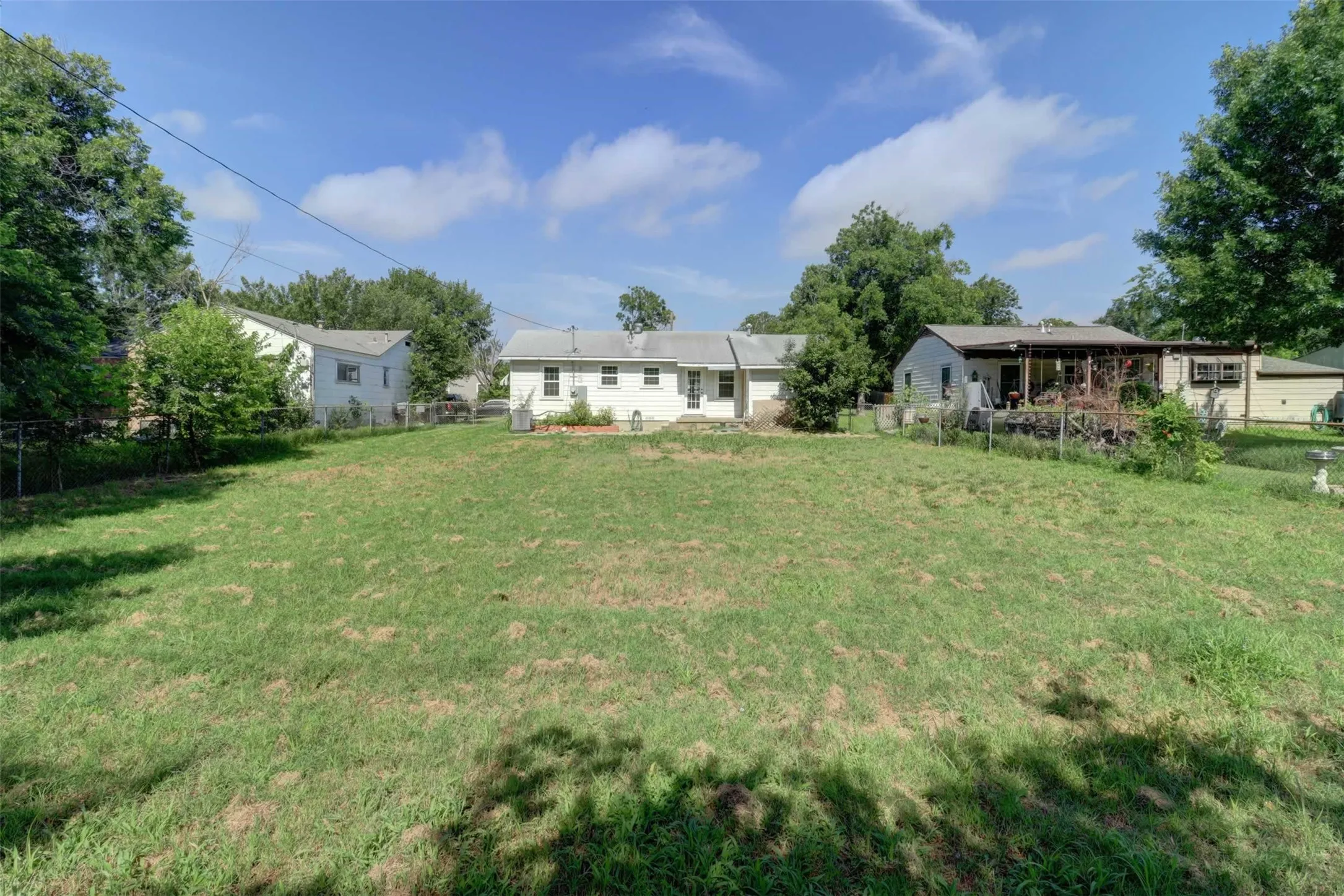 Single Family Residence For Sale in Tarrant County , 4709 Marks Place, Fort Worth, Texas 76116, 3 Bedroom, 1 Bathroom, Garage spaces, 1,011 Sqft, built in 1950, mls#21306276, Real Estate Agent in Fort Worth, Homes For Sale in Tarrant county, Homes For Sale in Fort Worth, Realtor in Fort Worth Texas, Real Estate Brokerage Independent Realty Texas, Luminita Cordes Realtor