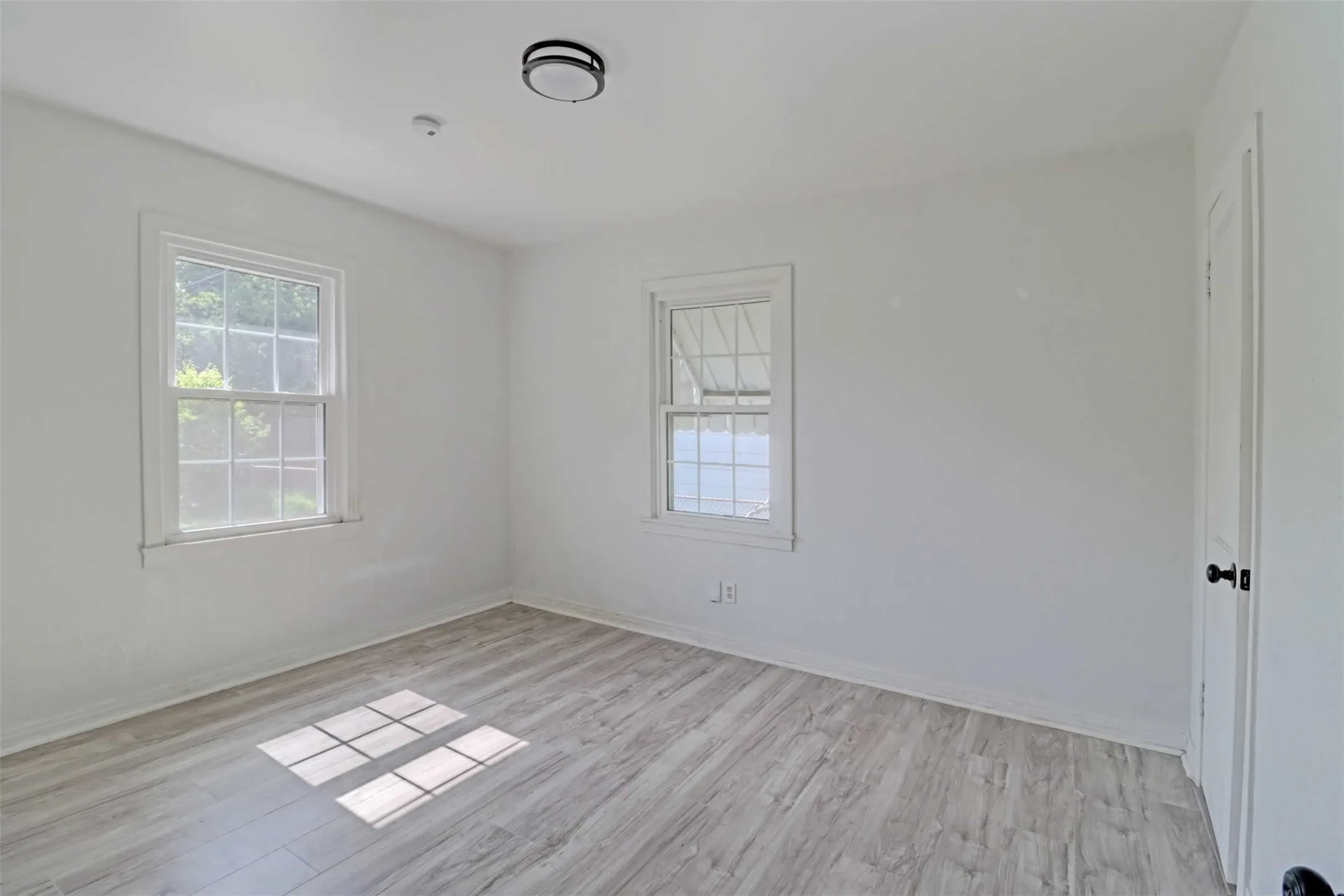 Single Family Residence For Sale in Tarrant County , 4709 Marks Place, Fort Worth, Texas 76116, 3 Bedroom, 1 Bathroom, Garage spaces, 1,011 Sqft, built in 1950, mls#21306276, Real Estate Agent in Fort Worth, Homes For Sale in Tarrant county, Homes For Sale in Fort Worth, Realtor in Fort Worth Texas, Real Estate Brokerage Independent Realty Texas, Luminita Cordes Realtor