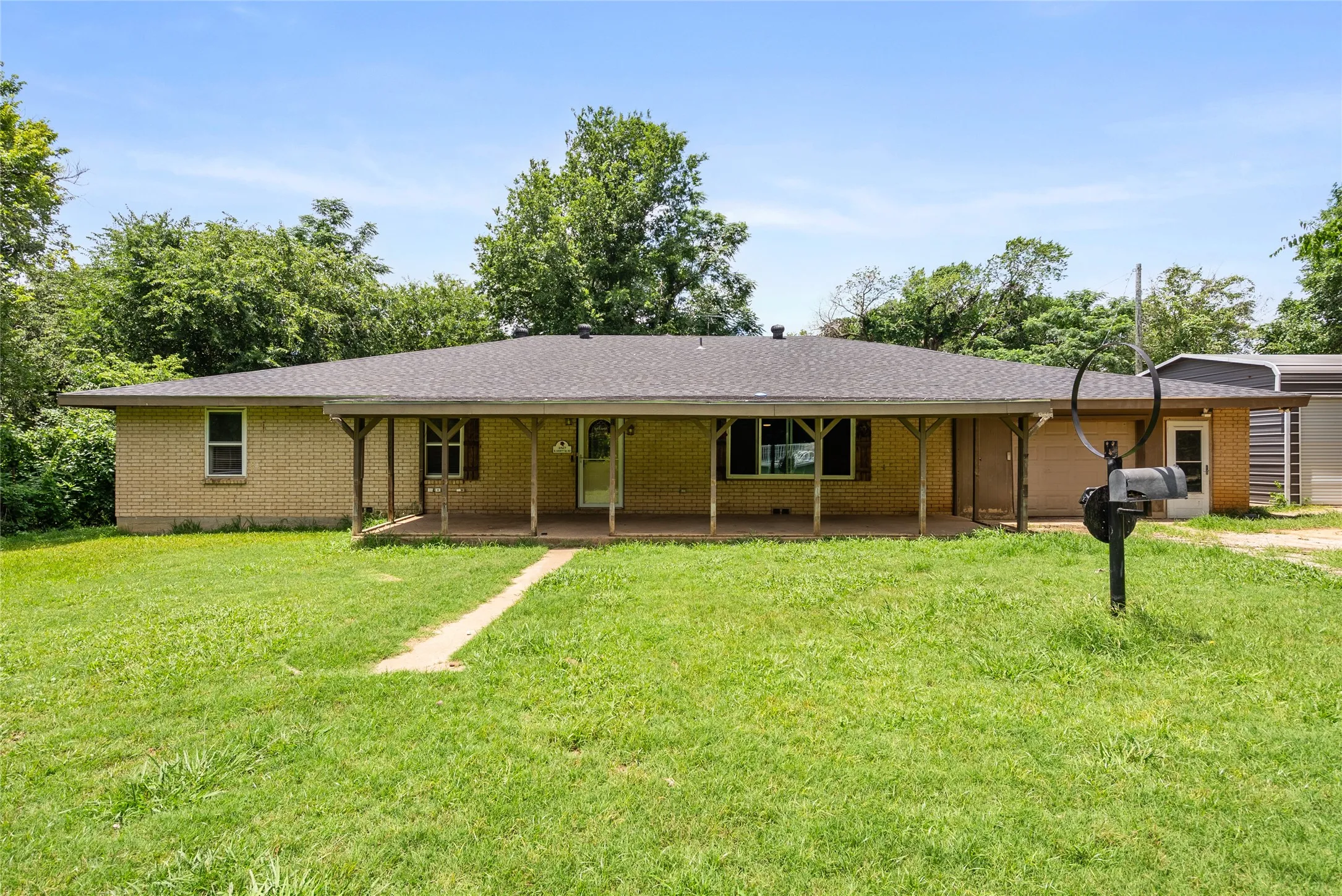 Single Family Residence For Sale in Johnson County , 2417 N County Road 810, Alvarado, Texas 76009, 5 Bedroom, 3 Bathroom, 2 Garage spaces, 3,619 Sqft, built in 1972, mls#21306319, Real Estate Agent in Alvarado, Homes For Sale in Johnson county, Homes For Sale in Alvarado, Realtor in Alvarado Texas, Real Estate Brokerage Independent Realty Texas, Luminita Cordes Realtor