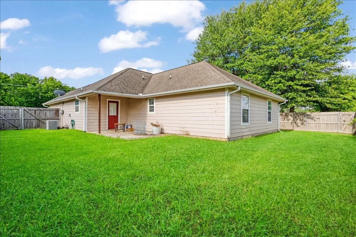 Single Family Residence For Sale in Fannin County , 207 Chaffin Street, Bonham, Texas 75418, 4 Bedroom, 2 Bathroom, Garage spaces, 1,620 Sqft, built in 2009, mls#21306027, Real Estate Agent in Bonham, Homes For Sale in Fannin county, Homes For Sale in Bonham, Realtor in Bonham Texas, Real Estate Brokerage Independent Realty Texas, Luminita Cordes Realtor