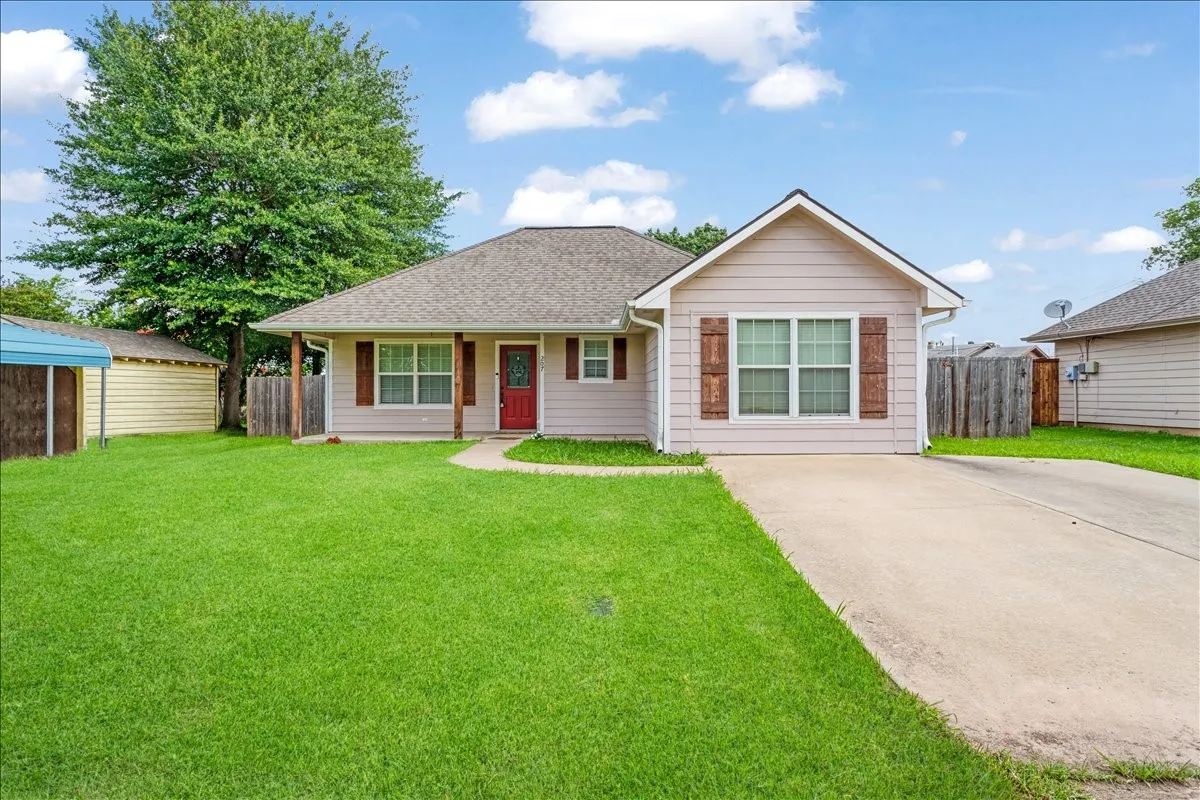 Single Family Residence For Sale in Fannin County , 207 Chaffin Street, Bonham, Texas 75418, 4 Bedroom, 2 Bathroom, Garage spaces, 1,620 Sqft, built in 2009, mls#21306027, Real Estate Agent in Bonham, Homes For Sale in Fannin county, Homes For Sale in Bonham, Realtor in Bonham Texas, Real Estate Brokerage Independent Realty Texas, Luminita Cordes Realtor