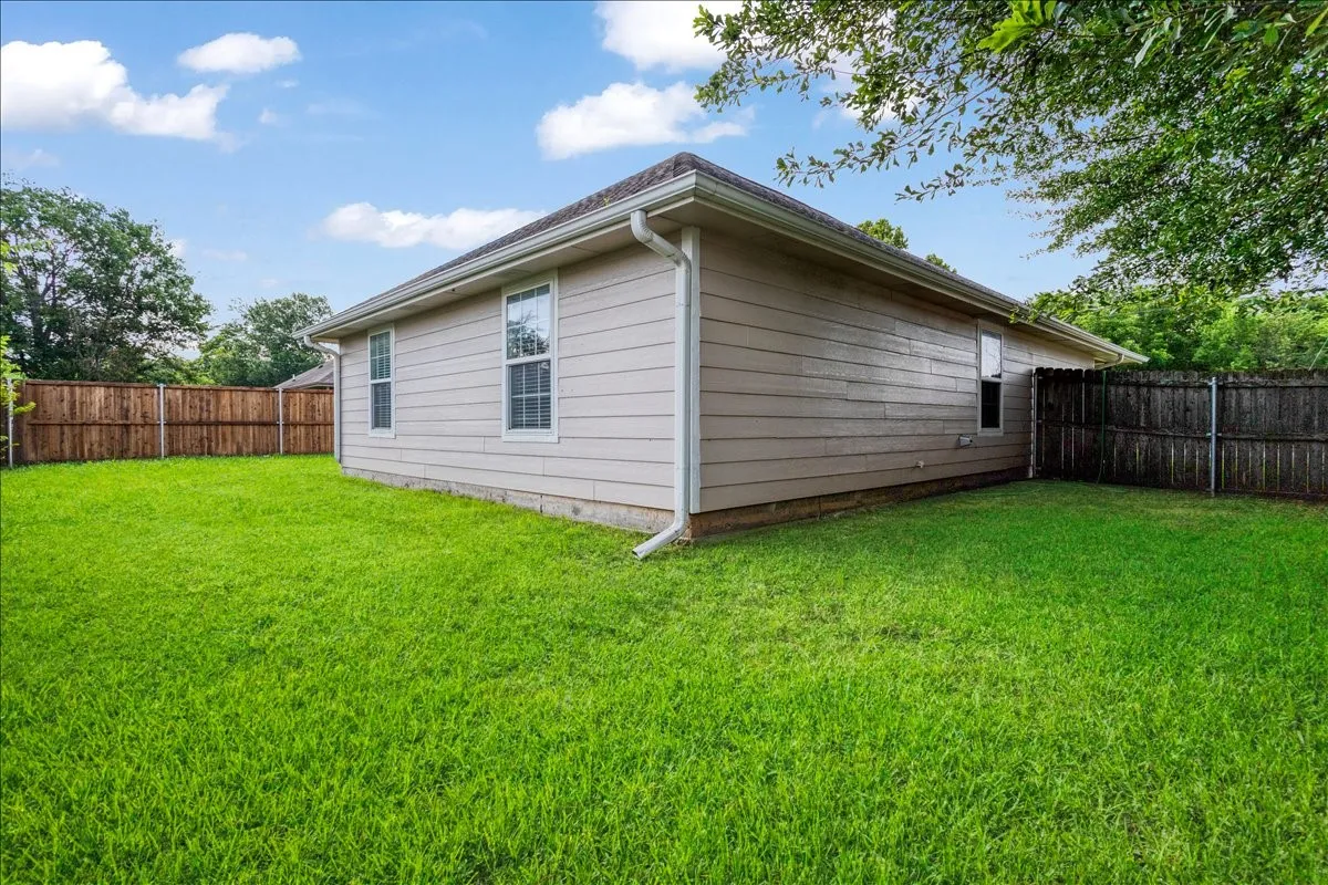 Single Family Residence For Sale in Fannin County , 207 Chaffin Street, Bonham, Texas 75418, 4 Bedroom, 2 Bathroom, Garage spaces, 1,620 Sqft, built in 2009, mls#21306027, Real Estate Agent in Bonham, Homes For Sale in Fannin county, Homes For Sale in Bonham, Realtor in Bonham Texas, Real Estate Brokerage Independent Realty Texas, Luminita Cordes Realtor