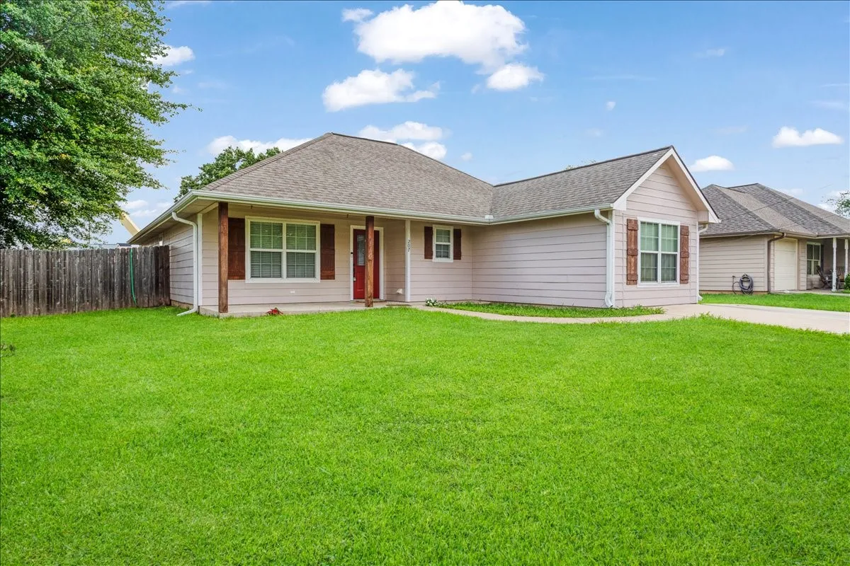 Single Family Residence For Sale in Fannin County , 207 Chaffin Street, Bonham, Texas 75418, 4 Bedroom, 2 Bathroom, Garage spaces, 1,620 Sqft, built in 2009, mls#21306027, Real Estate Agent in Bonham, Homes For Sale in Fannin county, Homes For Sale in Bonham, Realtor in Bonham Texas, Real Estate Brokerage Independent Realty Texas, Luminita Cordes Realtor