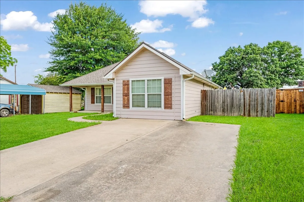 Single Family Residence For Sale in Fannin County , 207 Chaffin Street, Bonham, Texas 75418, 4 Bedroom, 2 Bathroom, Garage spaces, 1,620 Sqft, built in 2009, mls#21306027, Real Estate Agent in Bonham, Homes For Sale in Fannin county, Homes For Sale in Bonham, Realtor in Bonham Texas, Real Estate Brokerage Independent Realty Texas, Luminita Cordes Realtor