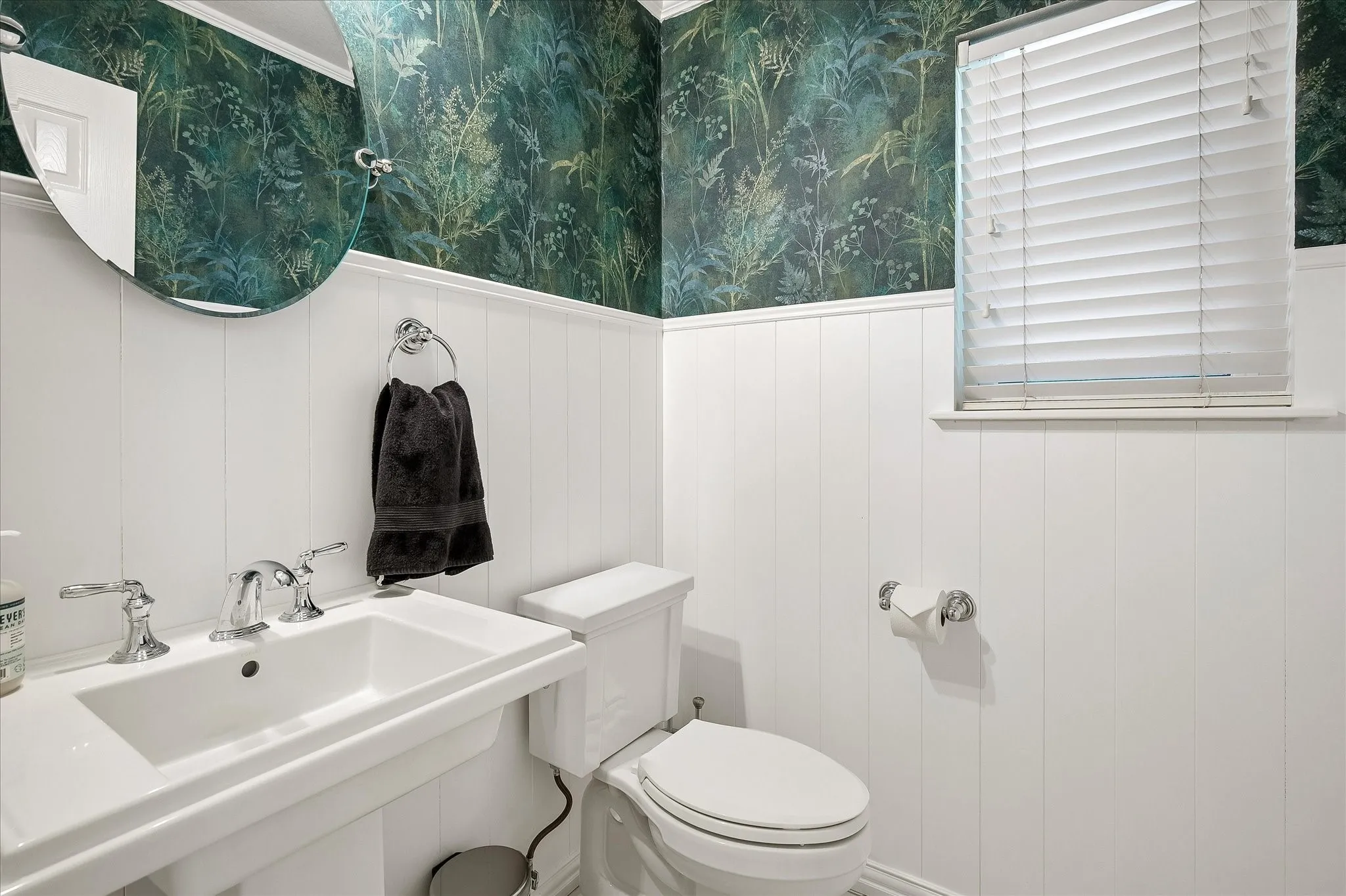 Single Family Residence For Sale in Tarrant County , 2701 Hidden Lake Drive, Grapevine, Texas 76051, 4 Bedroom, 3 Bathroom, 2 Garage spaces, 2,228 Sqft, built in 1996, mls#21305636, Real Estate Agent in Grapevine, Homes For Sale in Tarrant county, Homes For Sale in Grapevine, Realtor in Grapevine Texas, Real Estate Brokerage Independent Realty Texas, Luminita Cordes Realtor