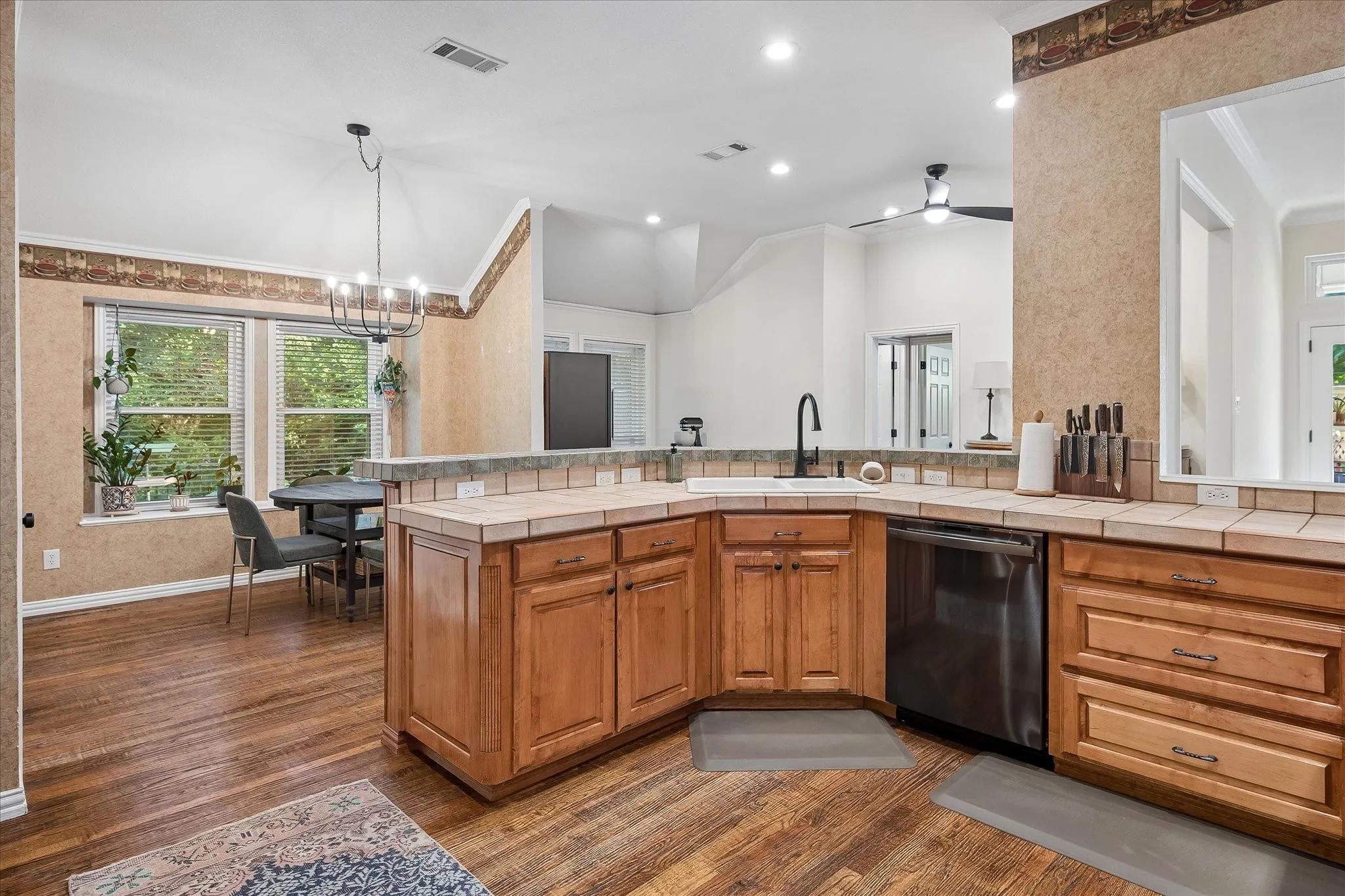 Single Family Residence For Sale in Tarrant County , 2701 Hidden Lake Drive, Grapevine, Texas 76051, 4 Bedroom, 3 Bathroom, 2 Garage spaces, 2,228 Sqft, built in 1996, mls#21305636, Real Estate Agent in Grapevine, Homes For Sale in Tarrant county, Homes For Sale in Grapevine, Realtor in Grapevine Texas, Real Estate Brokerage Independent Realty Texas, Luminita Cordes Realtor