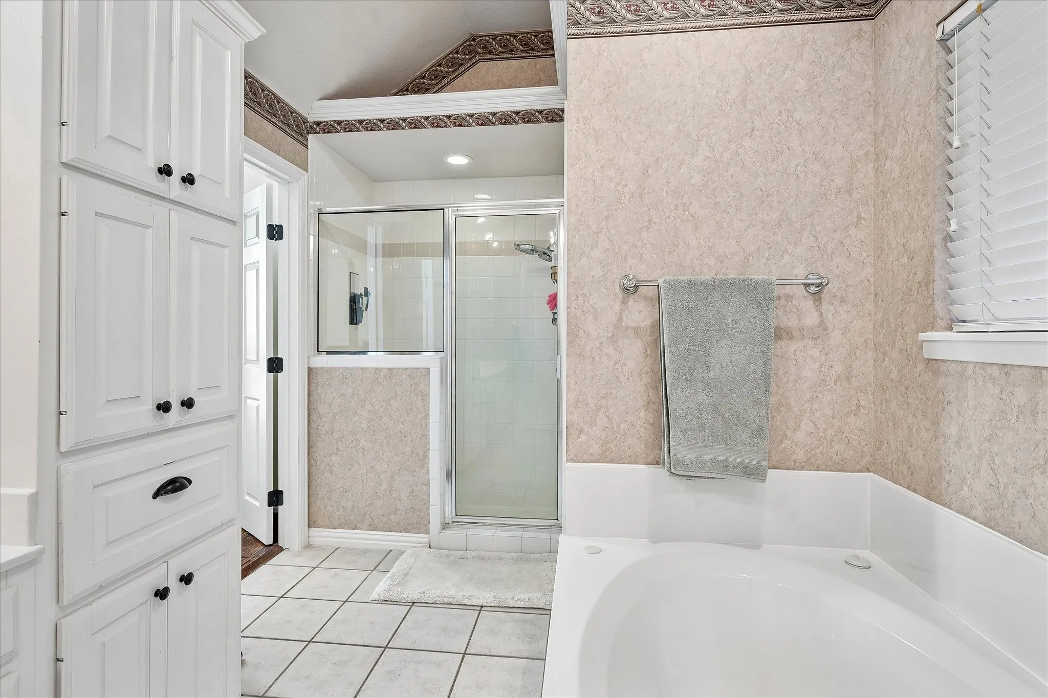 Single Family Residence For Sale in Tarrant County , 2701 Hidden Lake Drive, Grapevine, Texas 76051, 4 Bedroom, 3 Bathroom, 2 Garage spaces, 2,228 Sqft, built in 1996, mls#21305636, Real Estate Agent in Grapevine, Homes For Sale in Tarrant county, Homes For Sale in Grapevine, Realtor in Grapevine Texas, Real Estate Brokerage Independent Realty Texas, Luminita Cordes Realtor