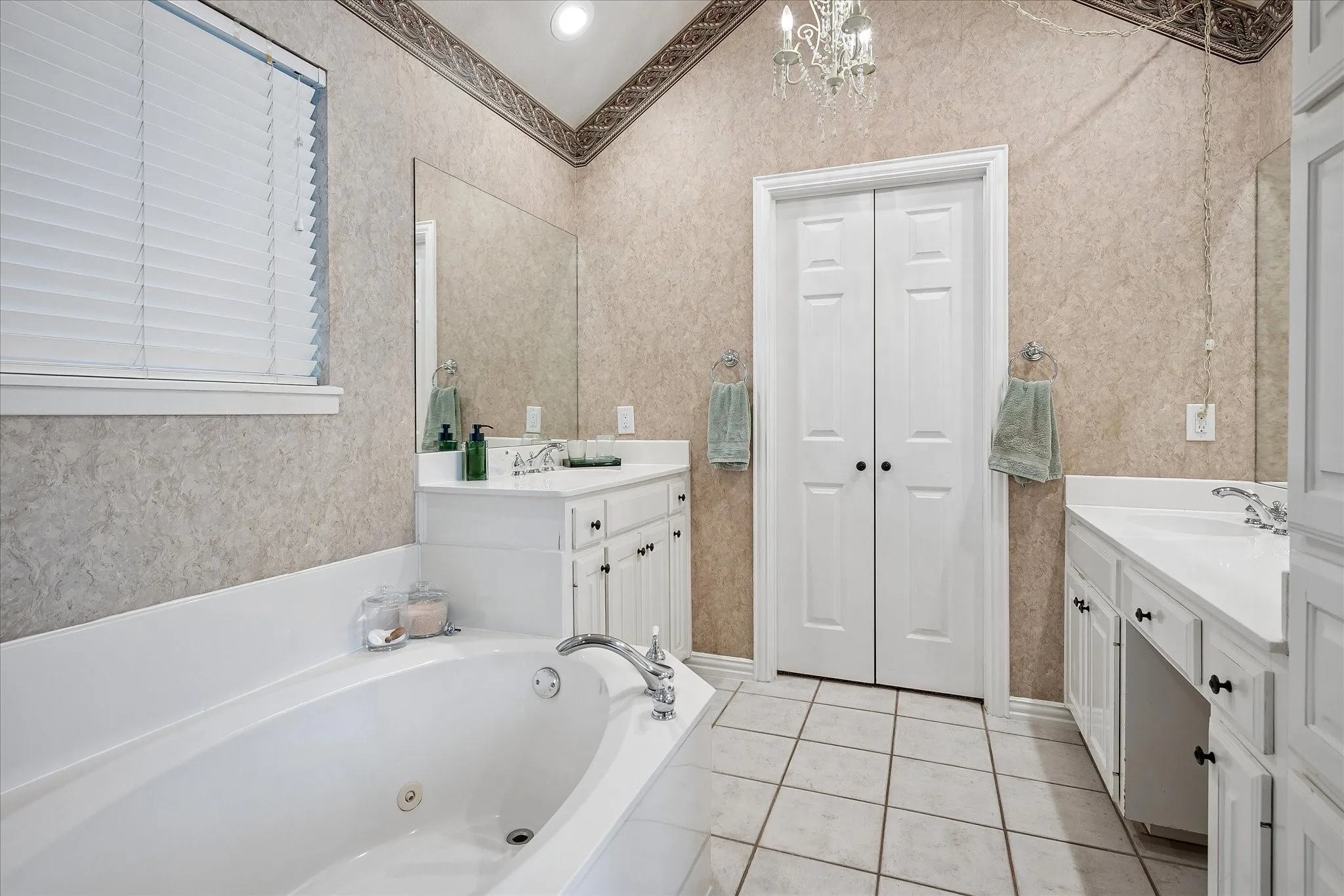 Single Family Residence For Sale in Tarrant County , 2701 Hidden Lake Drive, Grapevine, Texas 76051, 4 Bedroom, 3 Bathroom, 2 Garage spaces, 2,228 Sqft, built in 1996, mls#21305636, Real Estate Agent in Grapevine, Homes For Sale in Tarrant county, Homes For Sale in Grapevine, Realtor in Grapevine Texas, Real Estate Brokerage Independent Realty Texas, Luminita Cordes Realtor