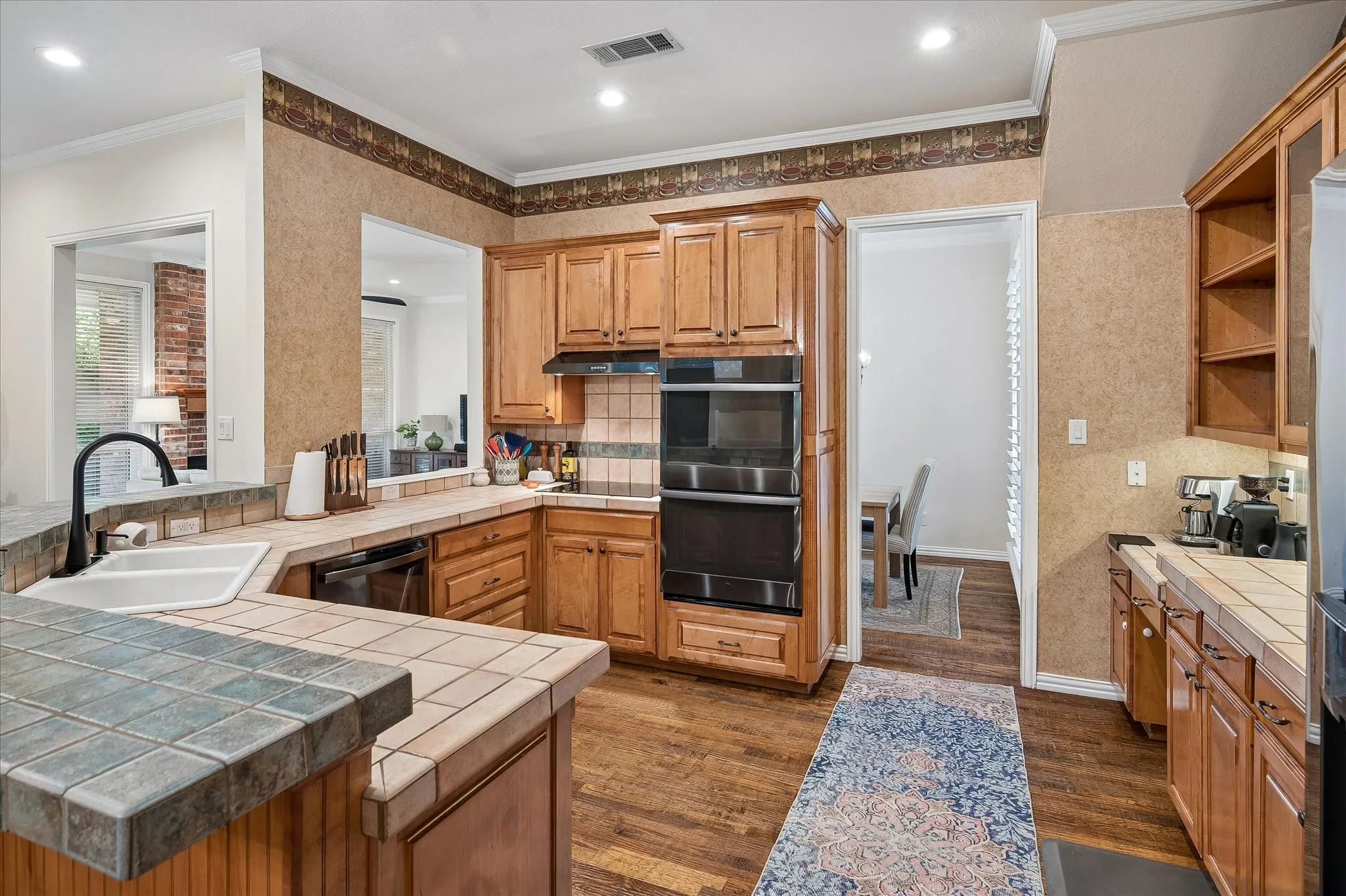 Single Family Residence For Sale in Tarrant County , 2701 Hidden Lake Drive, Grapevine, Texas 76051, 4 Bedroom, 3 Bathroom, 2 Garage spaces, 2,228 Sqft, built in 1996, mls#21305636, Real Estate Agent in Grapevine, Homes For Sale in Tarrant county, Homes For Sale in Grapevine, Realtor in Grapevine Texas, Real Estate Brokerage Independent Realty Texas, Luminita Cordes Realtor