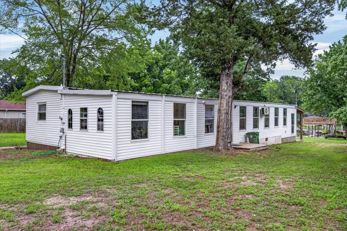 Manufactured Home For Sale in Henderson County , 160 Buffalo Springs Road, Mabank, Texas 75156, 3 Bedroom, 2 Bathroom, Garage spaces, 1,768 Sqft, built in 1983, mls#21306423, Real Estate Agent in Mabank, Homes For Sale in Henderson county, Homes For Sale in Mabank, Realtor in Mabank Texas, Real Estate Brokerage Independent Realty Texas, Luminita Cordes Realtor