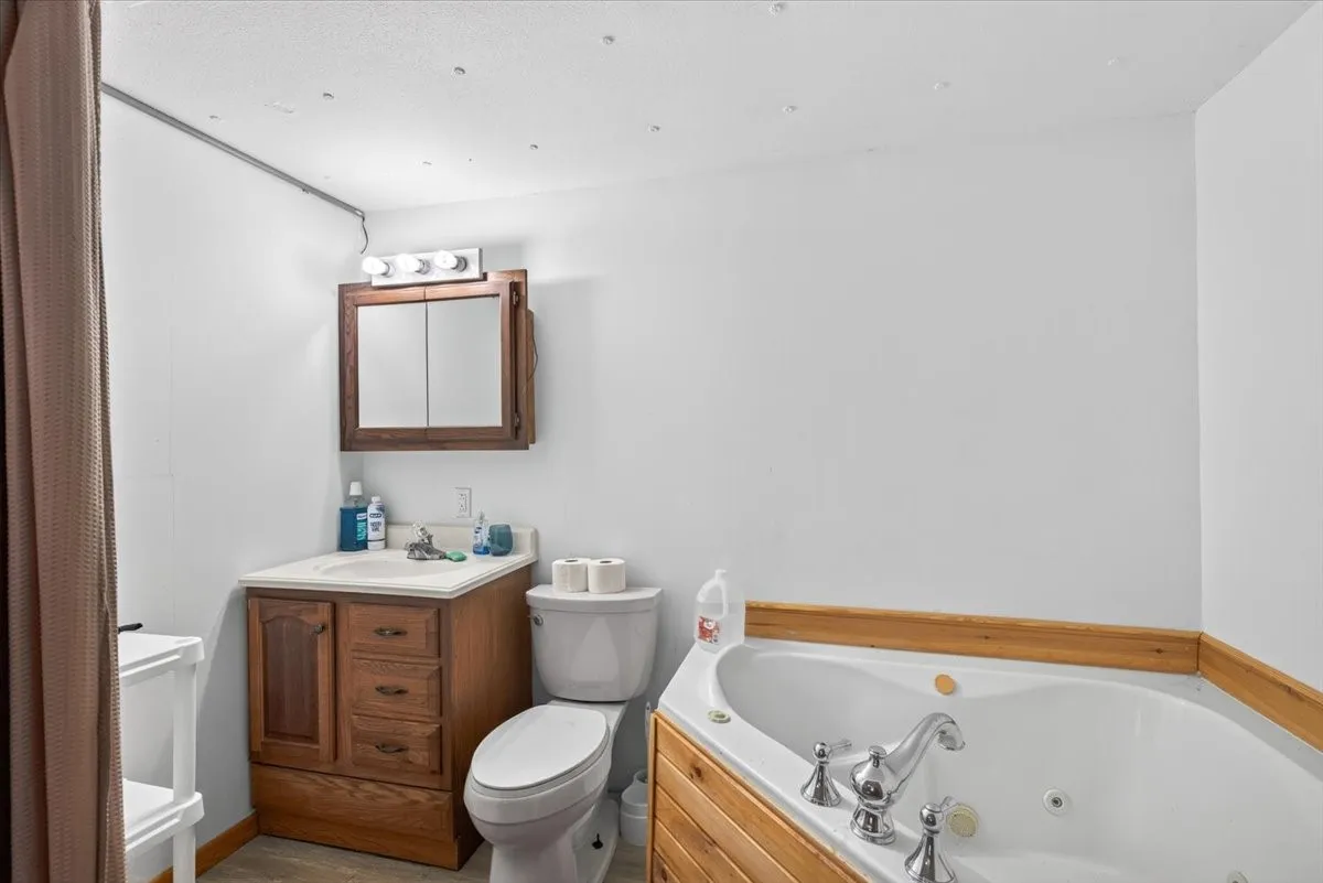 Manufactured Home For Sale in Henderson County , 160 Buffalo Springs Road, Mabank, Texas 75156, 3 Bedroom, 2 Bathroom, Garage spaces, 1,768 Sqft, built in 1983, mls#21306423, Real Estate Agent in Mabank, Homes For Sale in Henderson county, Homes For Sale in Mabank, Realtor in Mabank Texas, Real Estate Brokerage Independent Realty Texas, Luminita Cordes Realtor